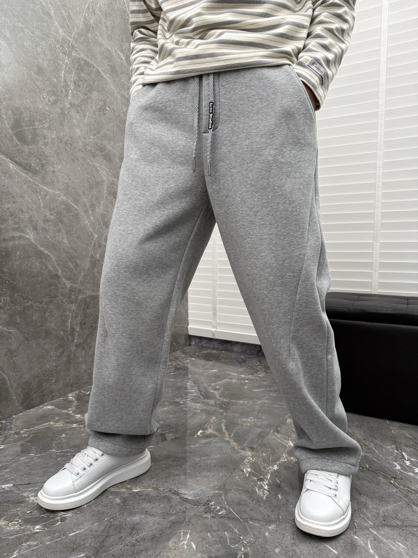 Acn🌈🌈新款休闲加绒直筒长裤，采用优质高定面料，面料丝滑挺括，内里羊绒底，上身足够吸睛且回头率爆棚！休