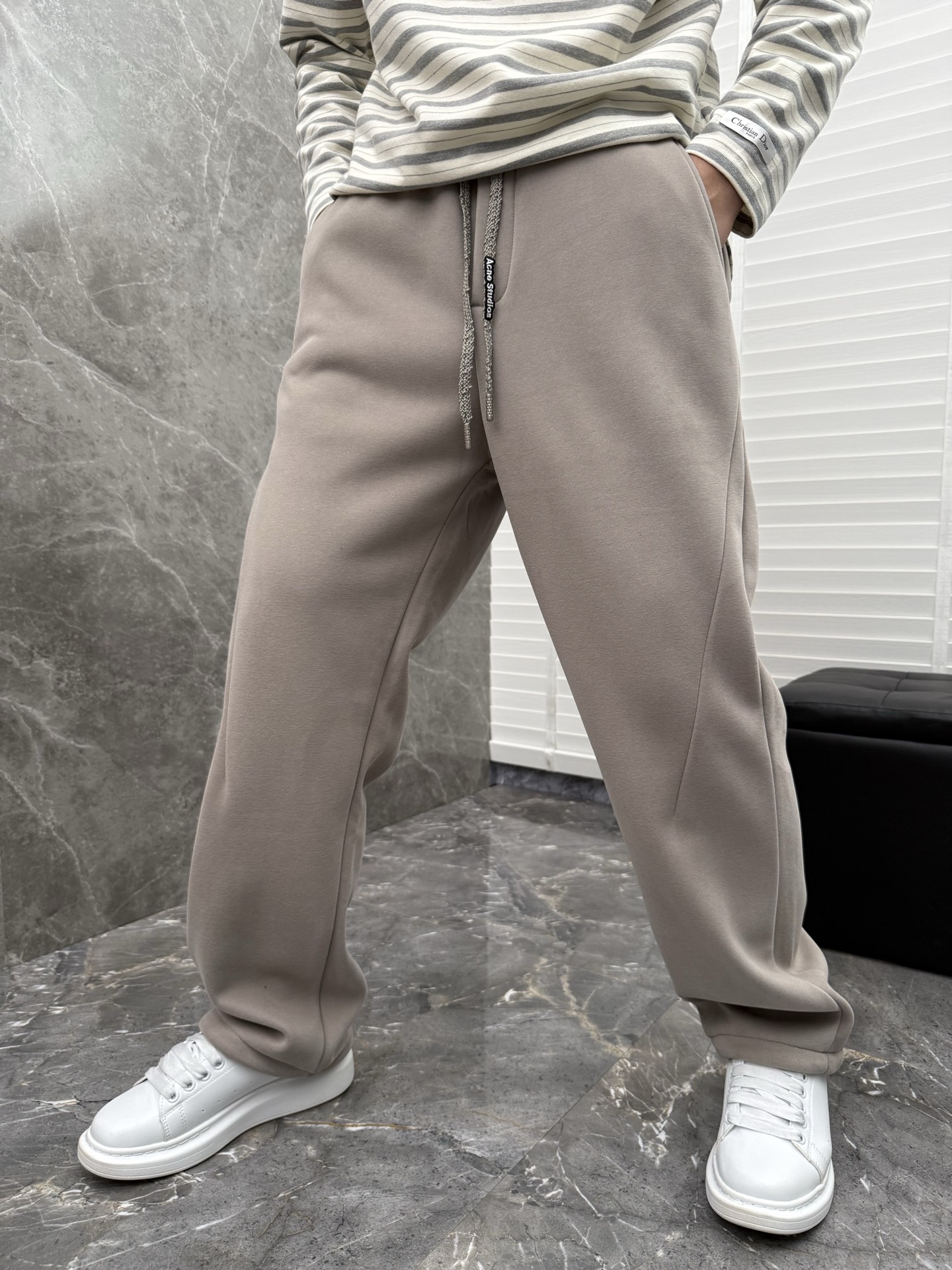 Acn🌈🌈新款休闲加绒直筒长裤，采用优质高定面料，面料丝滑挺括，内里羊绒底，上身足够吸睛且回头率爆棚！休