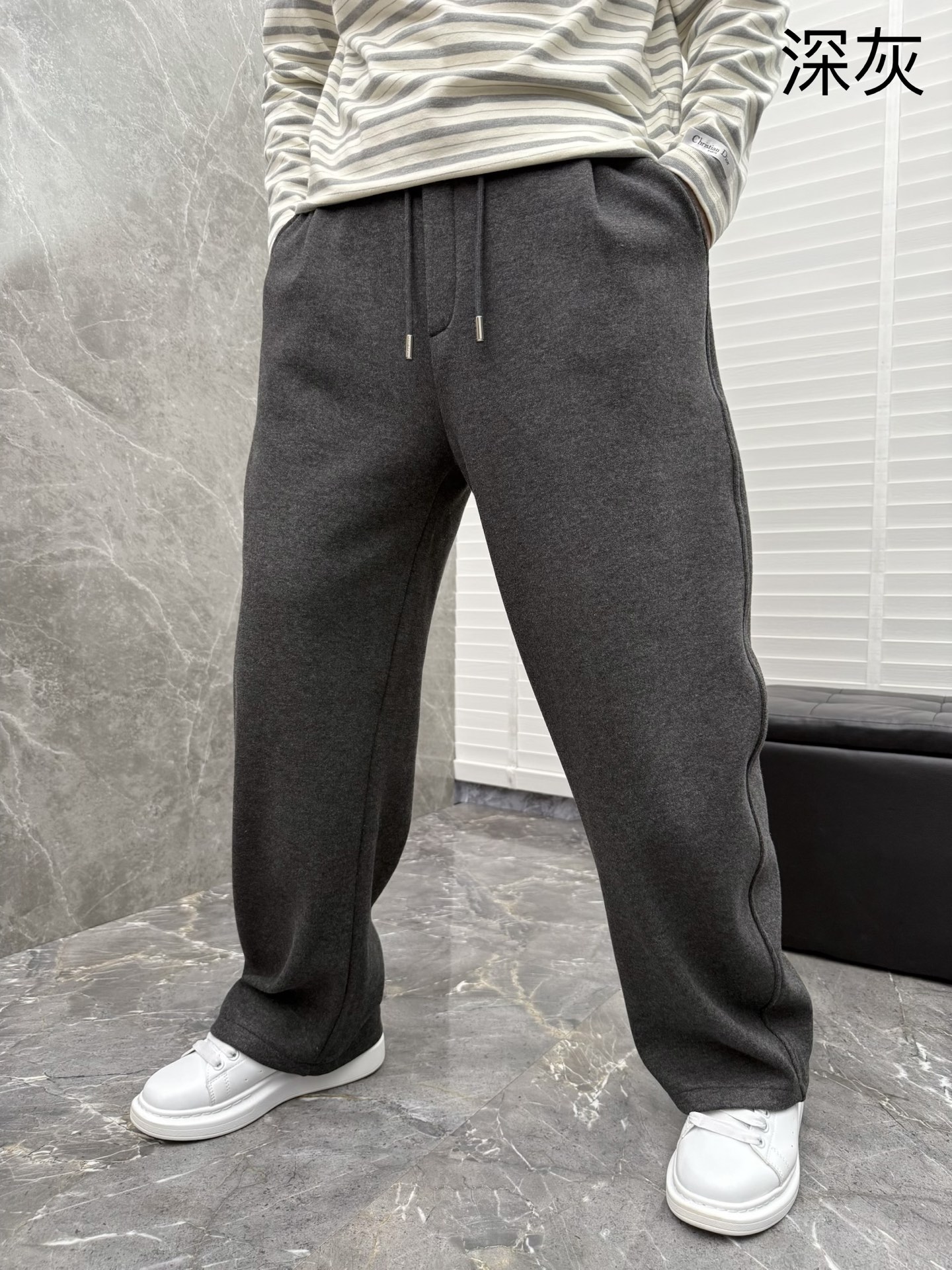 马吉拉🌈🌈新款加绒长裤，香港洋行渠道货，高级优质羊绒面料，绒面内里，细腻柔软程度非同一般。皮革标识增添看