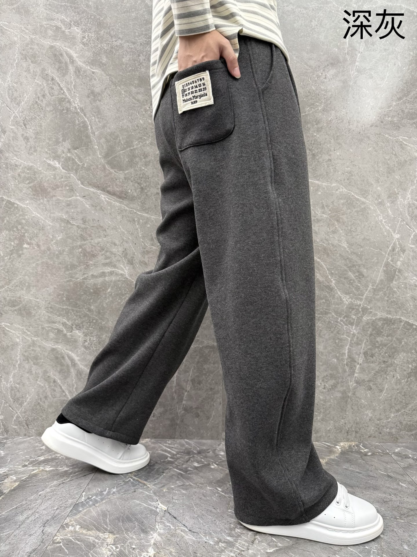马吉拉🌈🌈新款加绒长裤，香港洋行渠道货，高级优质羊绒面料，绒面内里，细腻柔软程度非同一般。皮革标识增添看