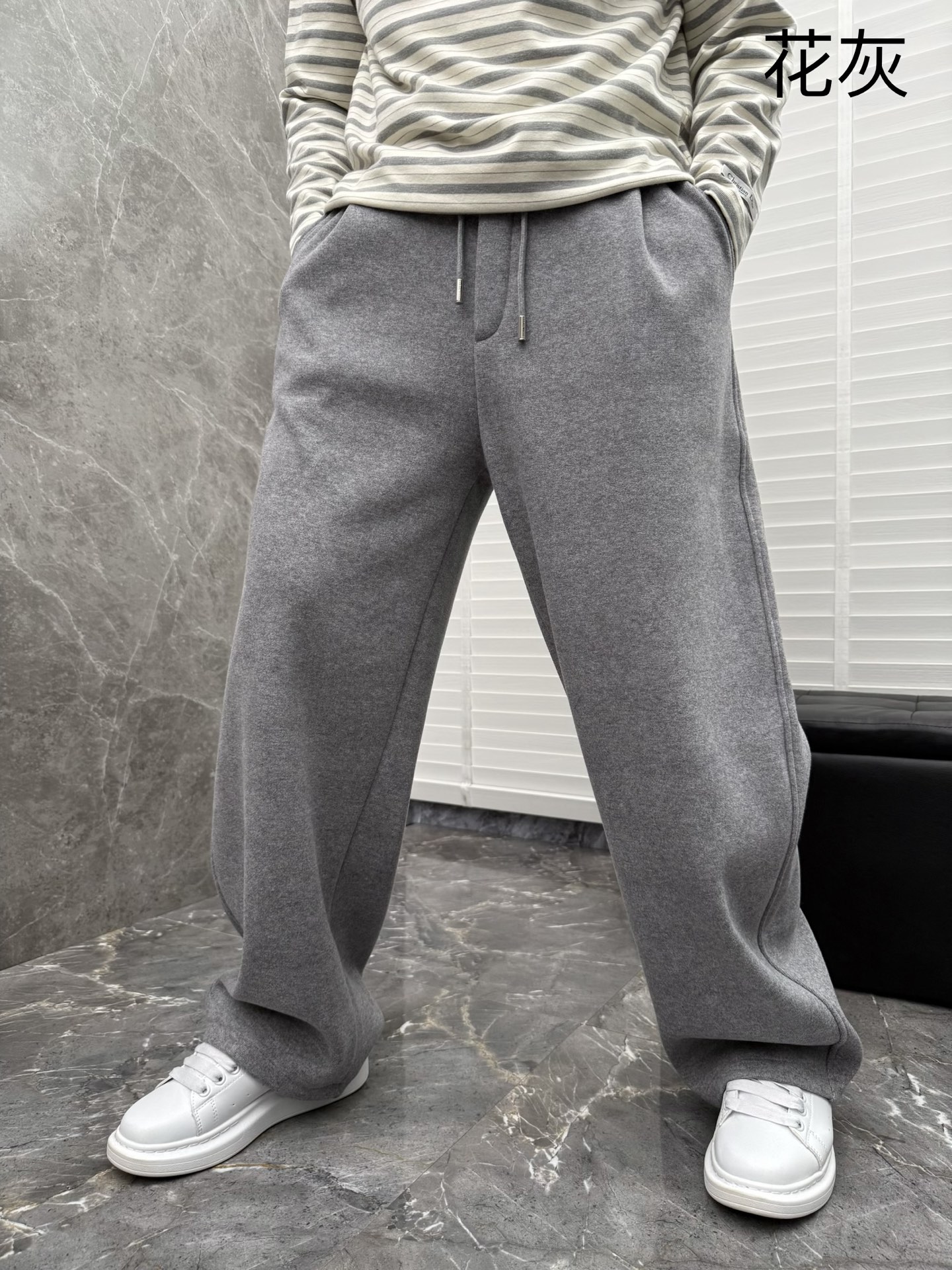 马吉拉🌈🌈新款加绒长裤，香港洋行渠道货，高级优质羊绒面料，绒面内里，细腻柔软程度非同一般。皮革标识增添看