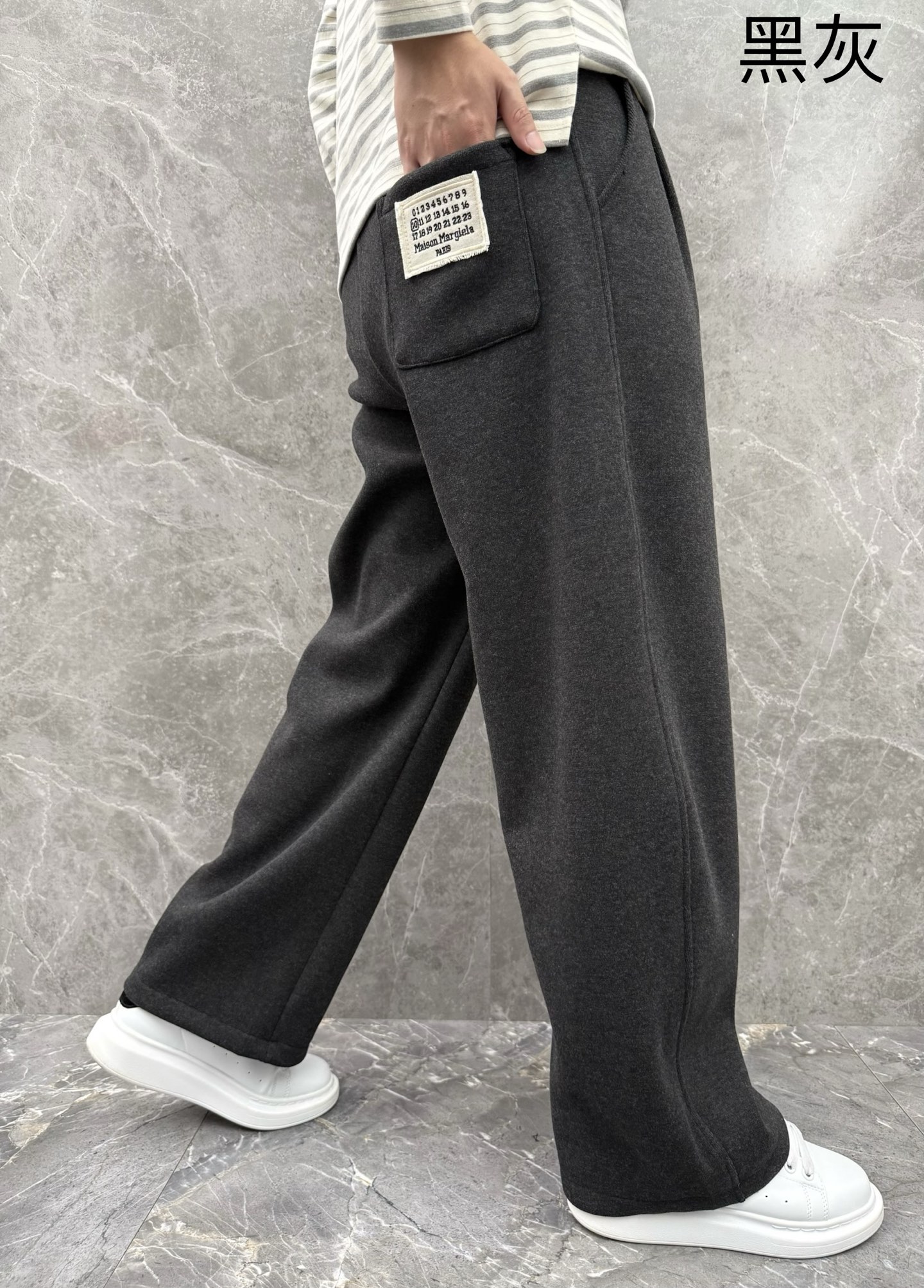 马吉拉🌈🌈新款加绒长裤，香港洋行渠道货，高级优质羊绒面料，绒面内里，细腻柔软程度非同一般。皮革标识增添看