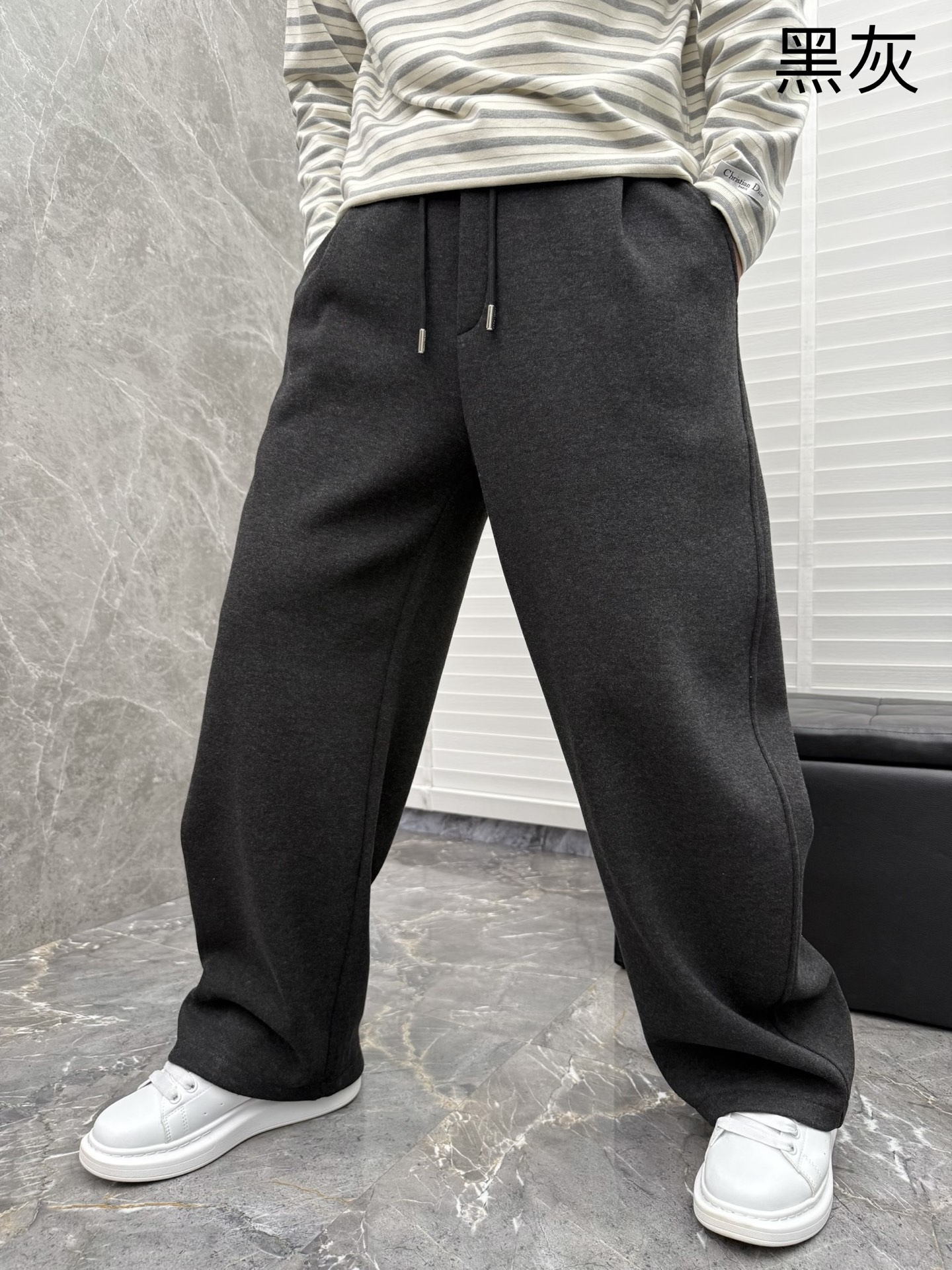 马吉拉🌈🌈新款加绒长裤，香港洋行渠道货，高级优质羊绒面料，绒面内里，细腻柔软程度非同一般。皮革标识增添看