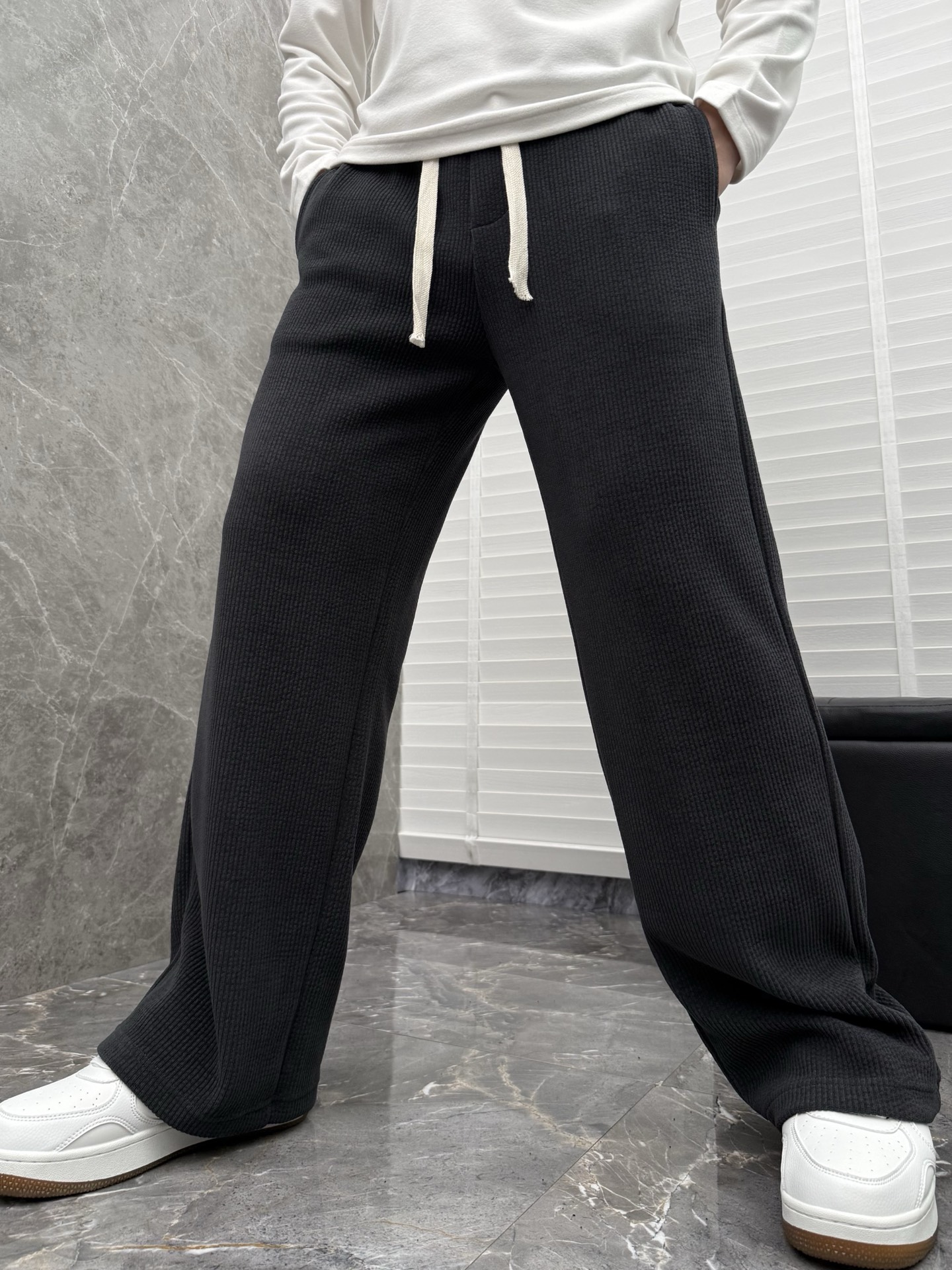 P240  JIL SANDER🌈🌈 420G重磅雪尼尔长筒裤，采用优质雪尼尔面料，面料丝滑挺括，上身足够吸睛且回头率爆棚！休闲直筒裤装版型剪裁！
颜色：黑色、深灰
码数：M-XXL