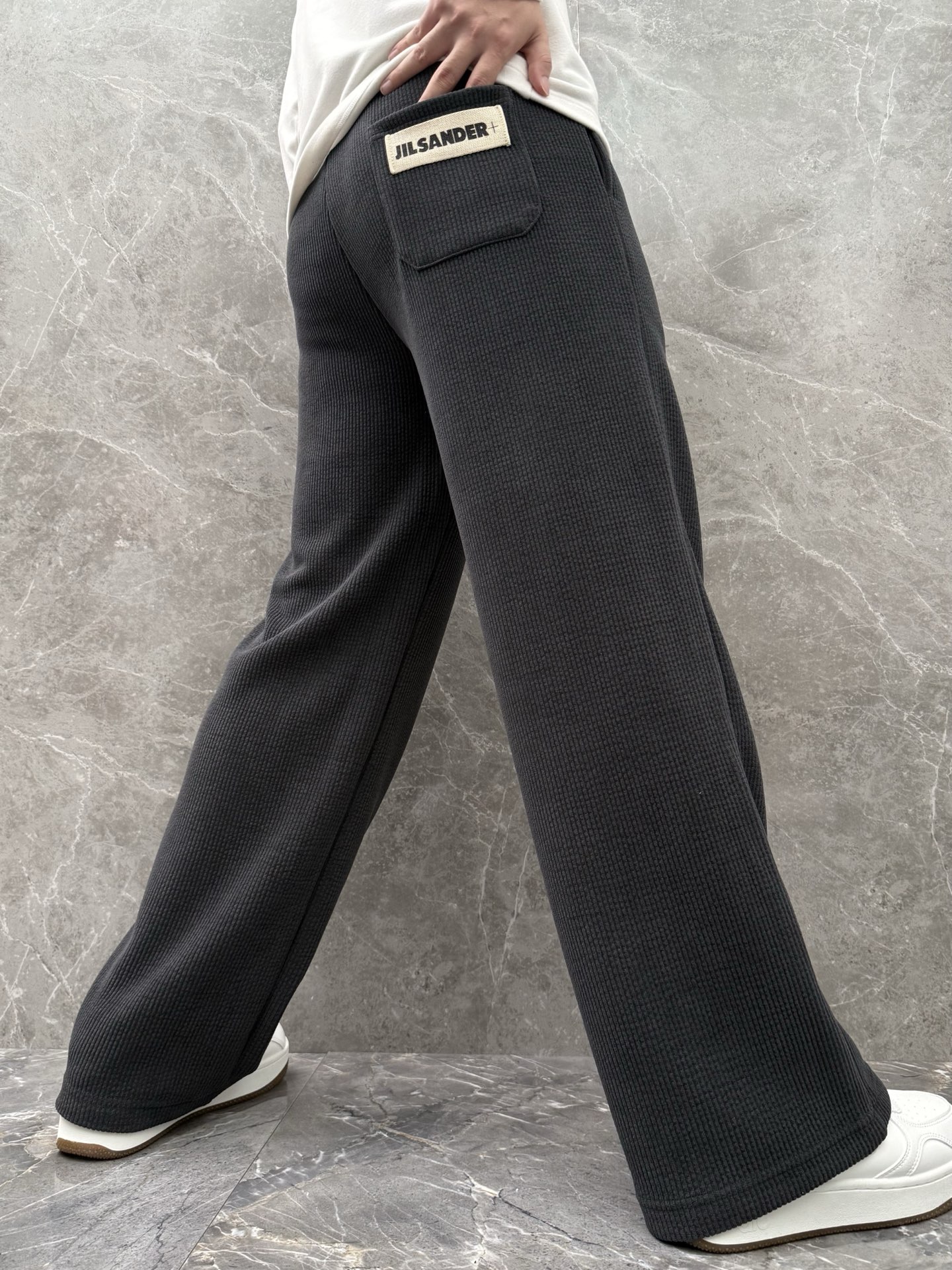 P240  JIL SANDER🌈🌈 420G重磅雪尼尔长筒裤，采用优质雪尼尔面料，面料丝滑挺括，上身足够吸睛且回头率爆棚！休闲直筒裤装版型剪裁！
颜色：黑色、深灰
码数：M-XXL