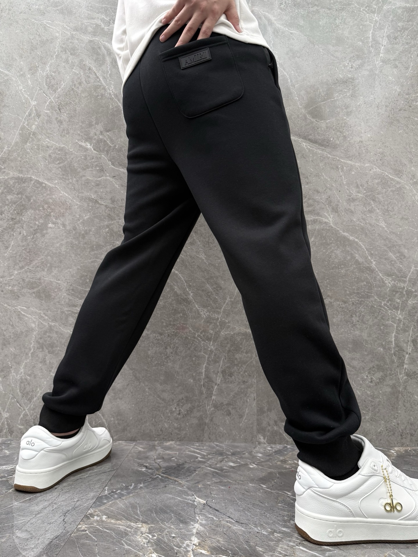 P240  AMIRI🌈🌈 重磅加绒加厚宽松收脚卫裤，采用优质面料，超级舒适，面料极好亲肤舒适，前后品牌标识细节拉满，整体轮廓版型设计完美，挺括有型！干净利落高级感！
颜色：黑色、灰色
码数：M－XXXL