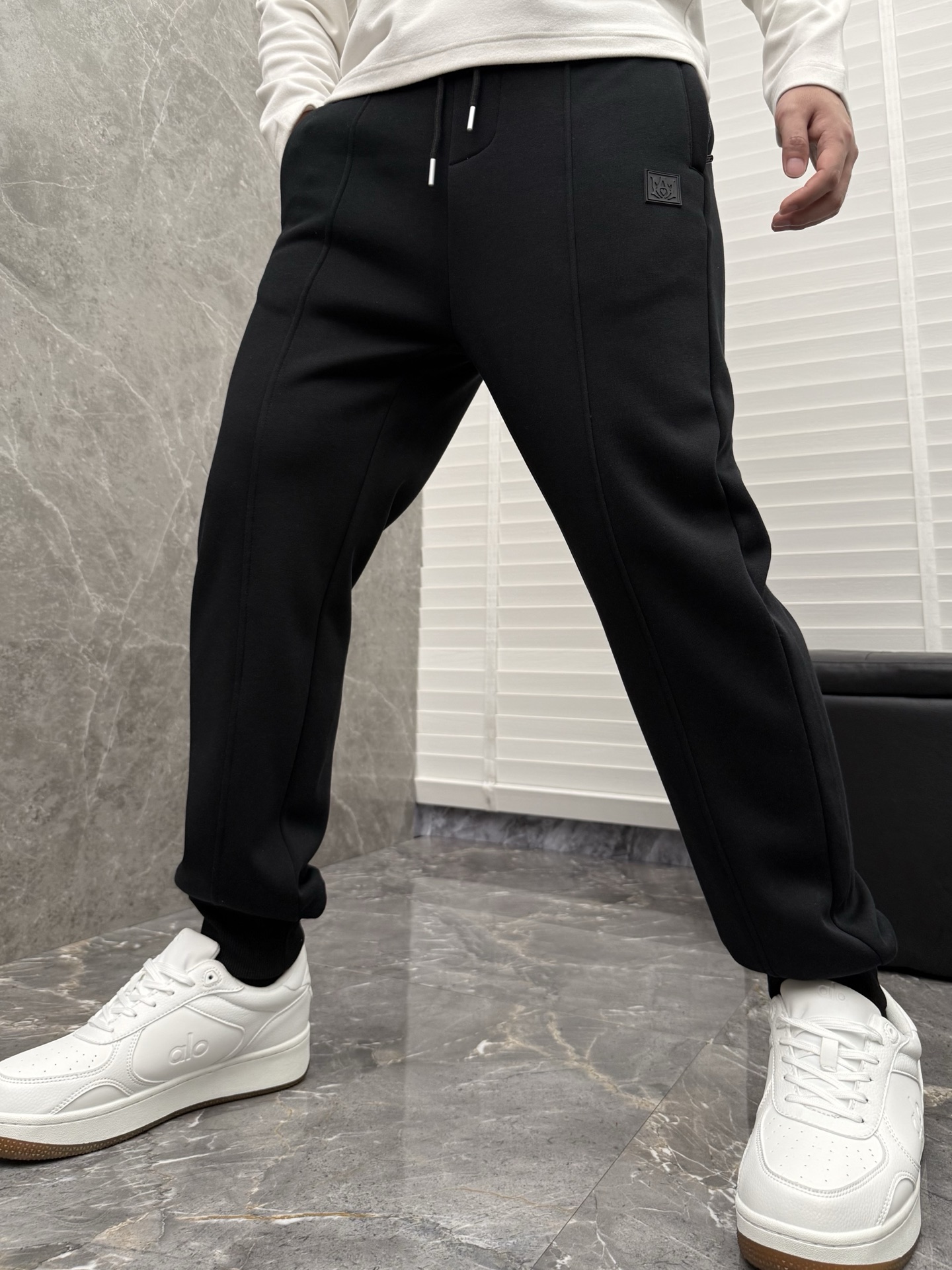 P240  AMIRI🌈🌈 重磅加绒加厚宽松收脚卫裤，采用优质面料，超级舒适，面料极好亲肤舒适，前后品牌标识细节拉满，整体轮廓版型设计完美，挺括有型！干净利落高级感！
颜色：黑色、灰色
码数：M－XXXL