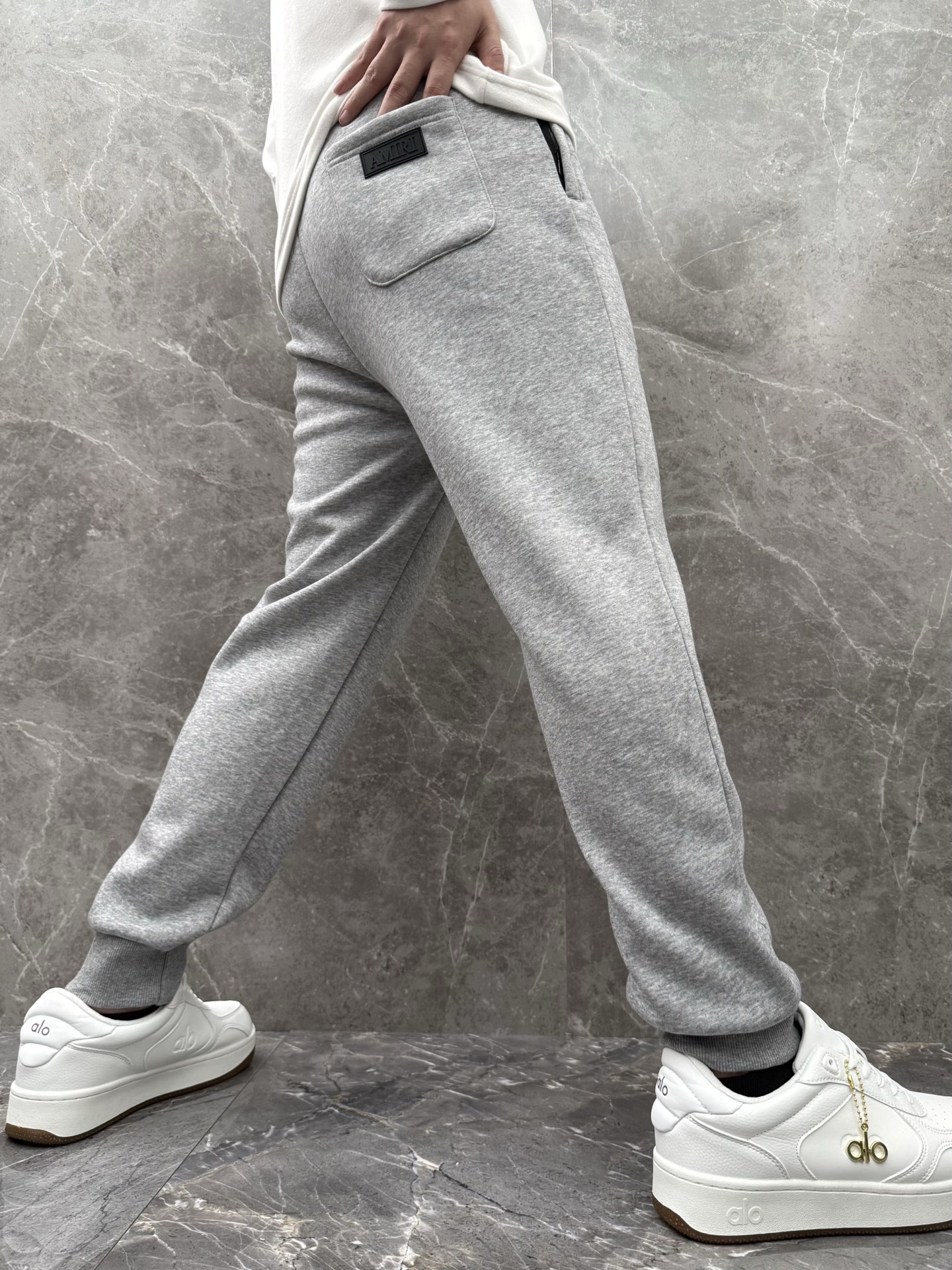 P240  AMIRI🌈🌈 重磅加绒加厚宽松收脚卫裤，采用优质面料，超级舒适，面料极好亲肤舒适，前后品牌标识细节拉满，整体轮廓版型设计完美，挺括有型！干净利落高级感！
颜色：黑色、灰色
码数：M－XXXL