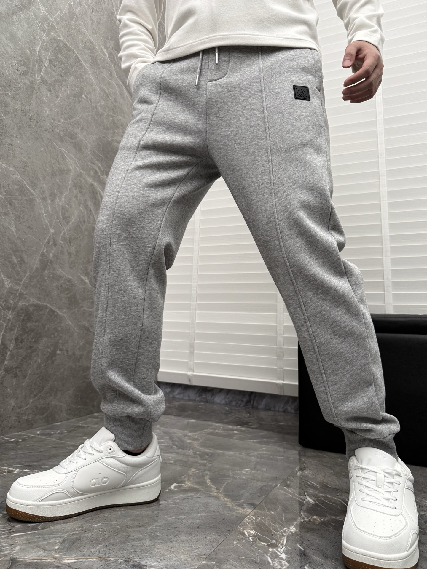 P240  AMIRI🌈🌈 重磅加绒加厚宽松收脚卫裤，采用优质面料，超级舒适，面料极好亲肤舒适，前后品牌标识细节拉满，整体轮廓版型设计完美，挺括有型！干净利落高级感！
颜色：黑色、灰色
码数：M－XXXL