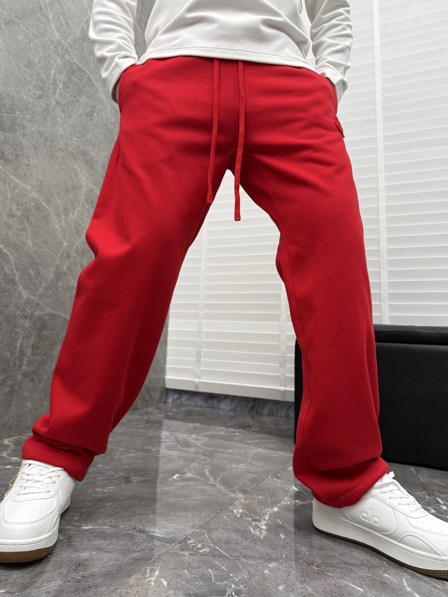 P240  蒙口🌈🌈新款重磅直筒卫裤裤！采用高定优质面料，亲肤舒适细腻，久穿不变形不起皱，耐穿性能强。腰部松紧带抽绳设计，车缝线整齐规律。百搭款！
颜色：黑色、红色
尺码 ：S-XL