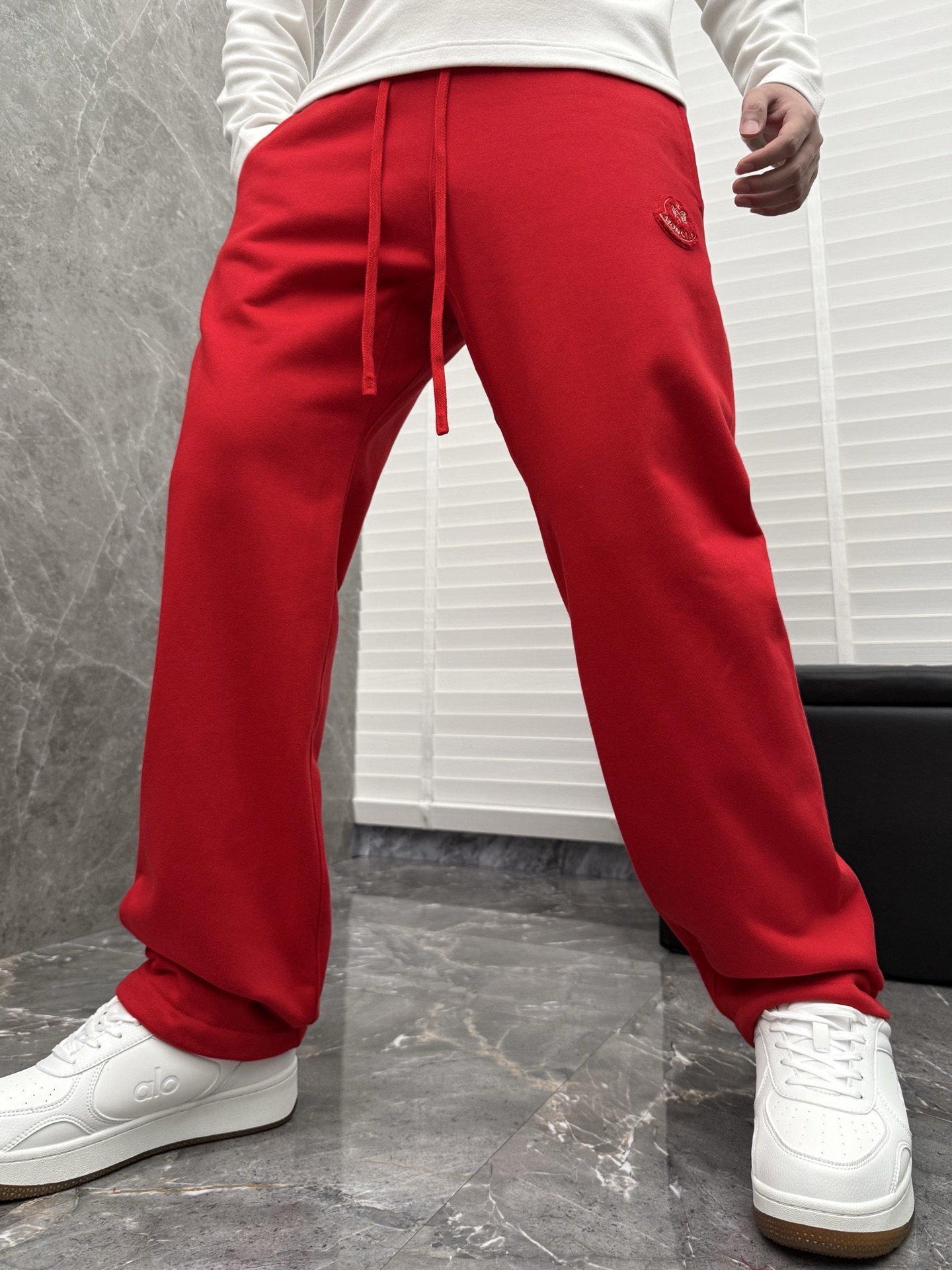 P240  蒙口🌈🌈新款重磅直筒卫裤裤！采用高定优质面料，亲肤舒适细腻，久穿不变形不起皱，耐穿性能强。腰部松紧带抽绳设计，车缝线整齐规律。百搭款！
颜色：黑色、红色
尺码 ：S-XL