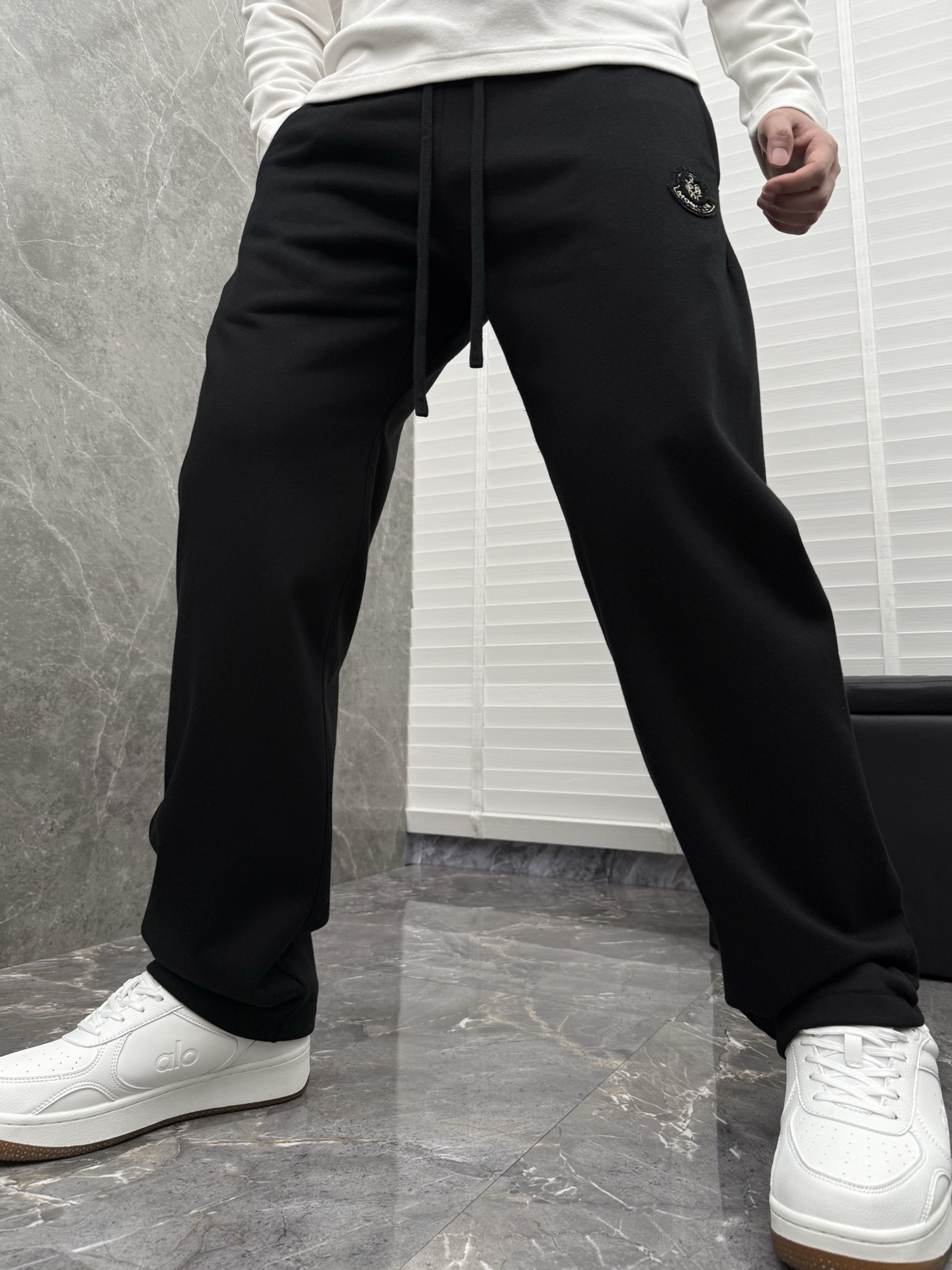 P240  蒙口🌈🌈新款重磅直筒卫裤裤！采用高定优质面料，亲肤舒适细腻，久穿不变形不起皱，耐穿性能强。腰部松紧带抽绳设计，车缝线整齐规律。百搭款！
颜色：黑色、红色
尺码 ：S-XL