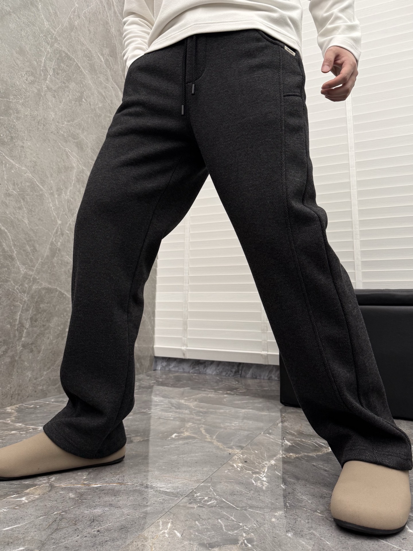 P240  普家🌈🌈新款加绒老钱风直筒裤，3D立裁！垂顺直筒长裤醋酸羊毛裤秋冬加绒加厚保暖，超级舒适透气！侧边标识点缀，版型上身效果洋气十足！商务休闲两用，
颜色：黑色、灰色、浅卡色
码数：M-XXXL