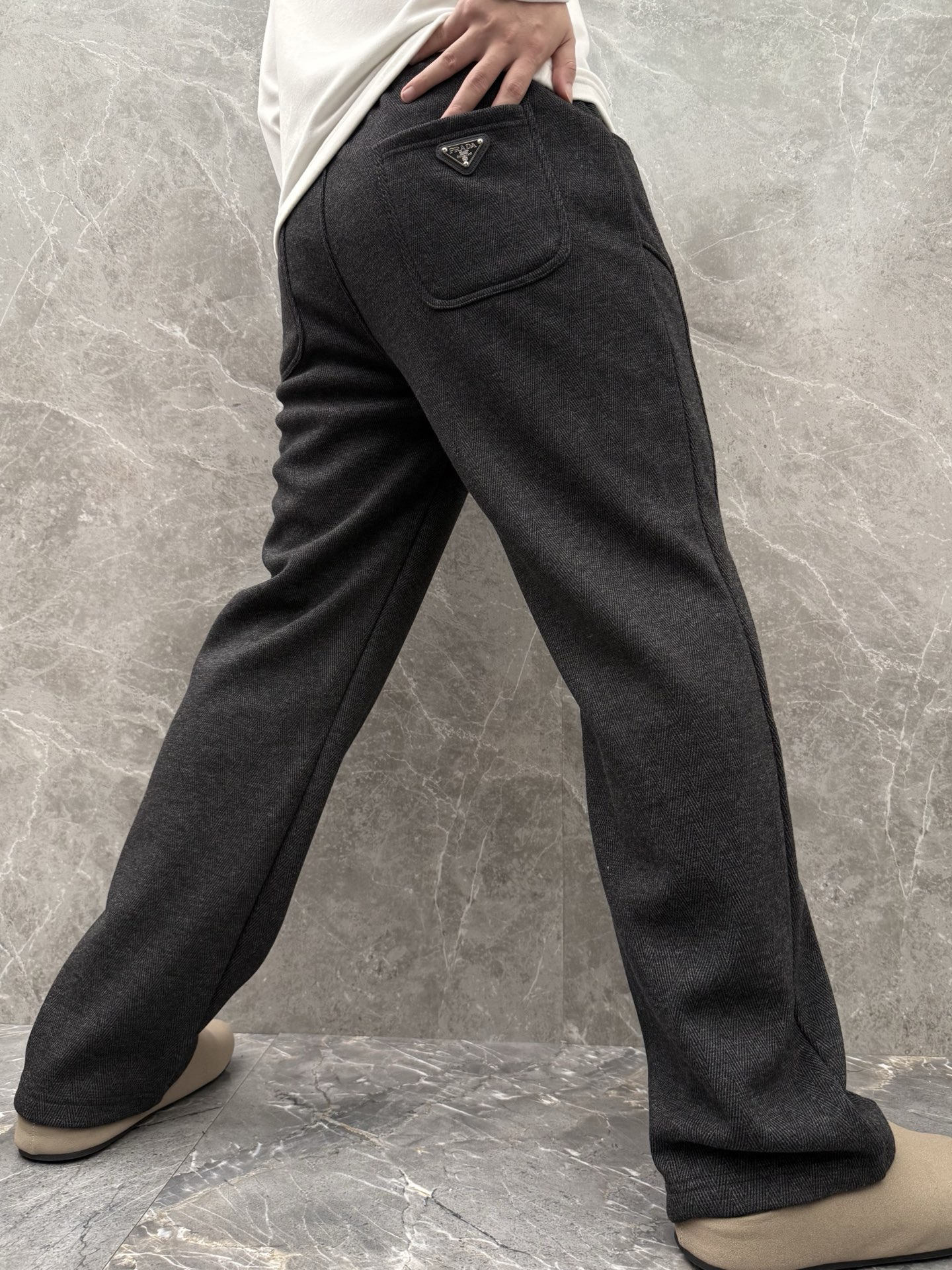 P240  普家🌈🌈新款加绒老钱风直筒裤，3D立裁！垂顺直筒长裤醋酸羊毛裤秋冬加绒加厚保暖，超级舒适透气！侧边标识点缀，版型上身效果洋气十足！商务休闲两用，
颜色：黑色、灰色、浅卡色
码数：M-XXXL