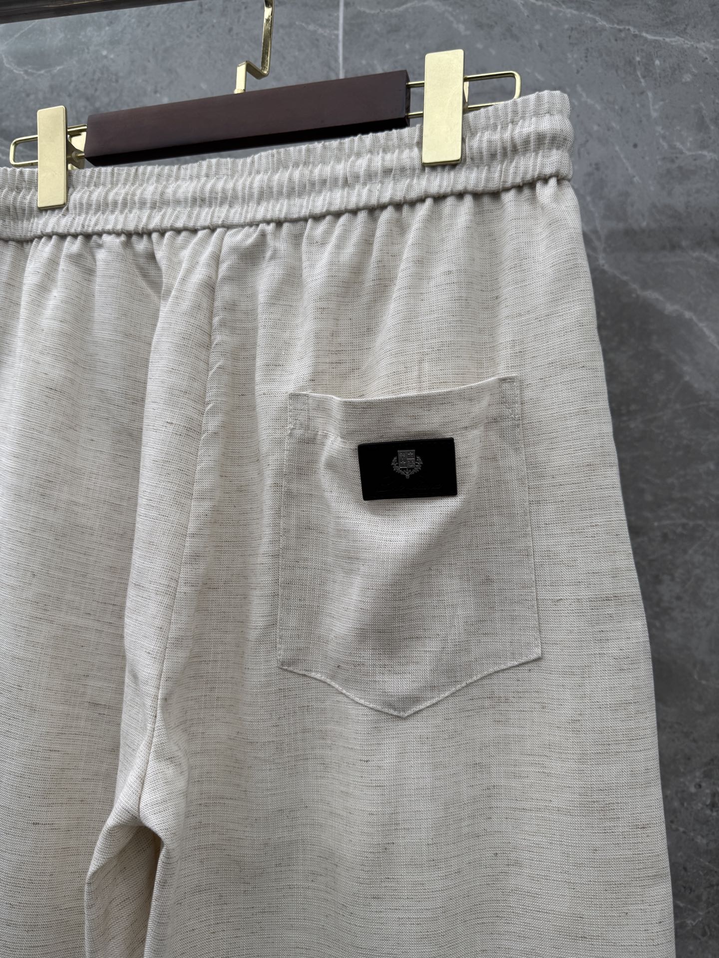 Loro Piana🌈🌈新款亚麻天丝休闲裤，采用亚麻天丝面料打造，舒适轻肤软糯，非常有垂感不显臃肿。前面