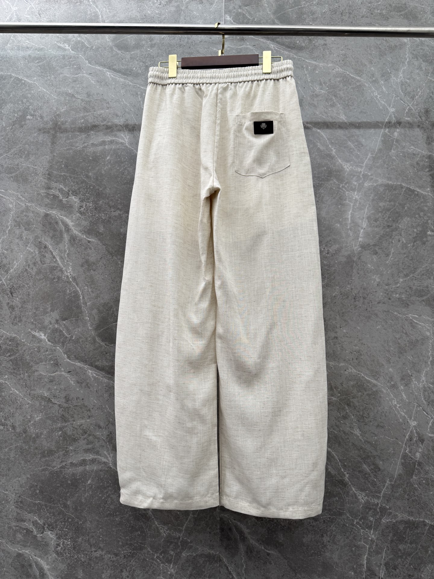 Loro Piana🌈🌈新款亚麻天丝休闲裤，采用亚麻天丝面料打造，舒适轻肤软糯，非常有垂感不显臃肿。前面