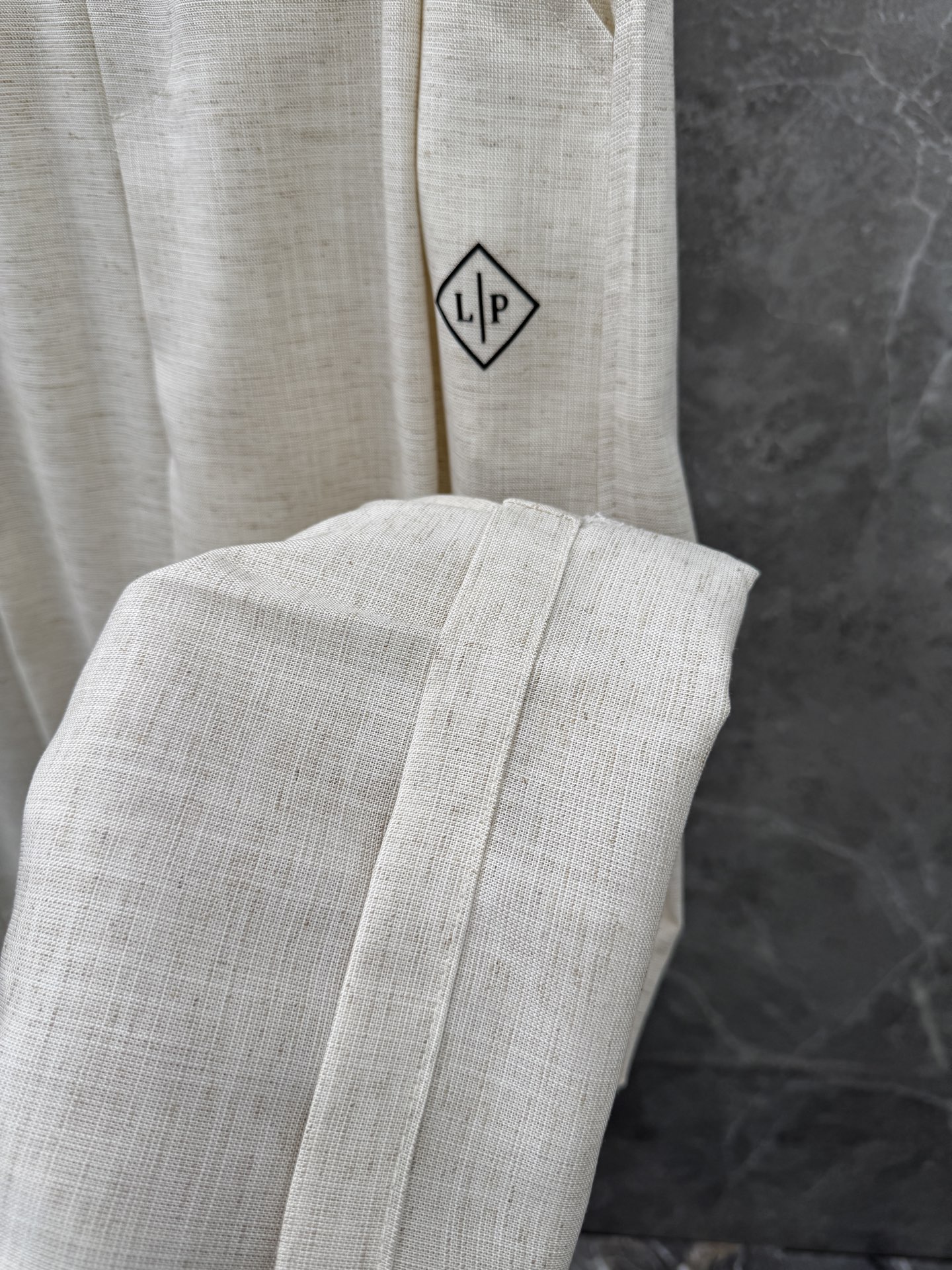 Loro Piana🌈🌈新款亚麻天丝休闲裤，采用亚麻天丝面料打造，舒适轻肤软糯，非常有垂感不显臃肿。前面