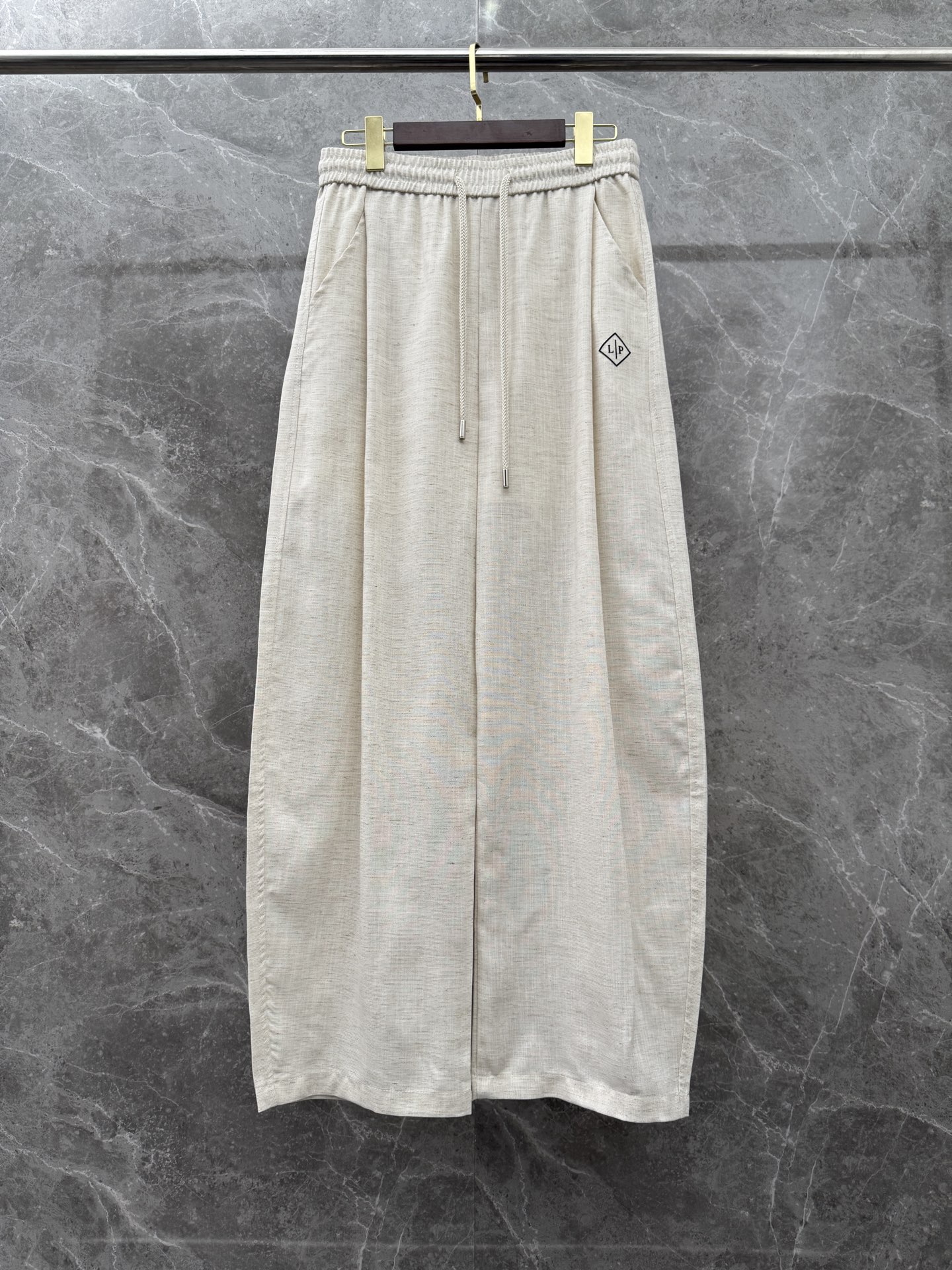 Loro Piana🌈🌈新款亚麻天丝休闲裤，采用亚麻天丝面料打造，舒适轻肤软糯，非常有垂感不显臃肿。前面