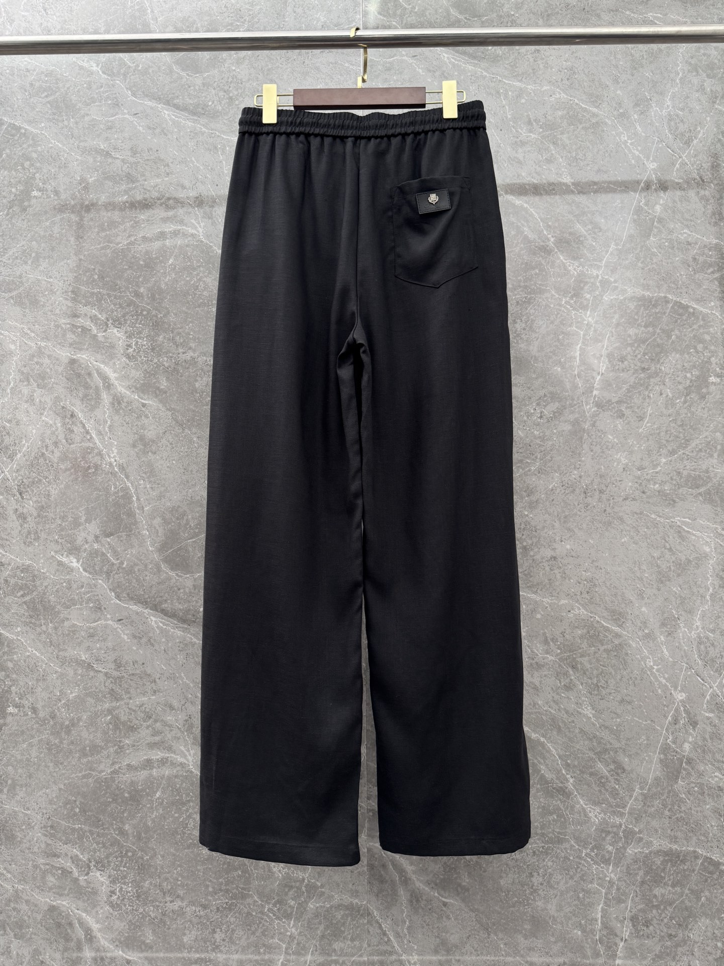 Loro Piana🌈🌈新款亚麻天丝休闲裤，采用亚麻天丝面料打造，舒适轻肤软糯，非常有垂感不显臃肿。前面