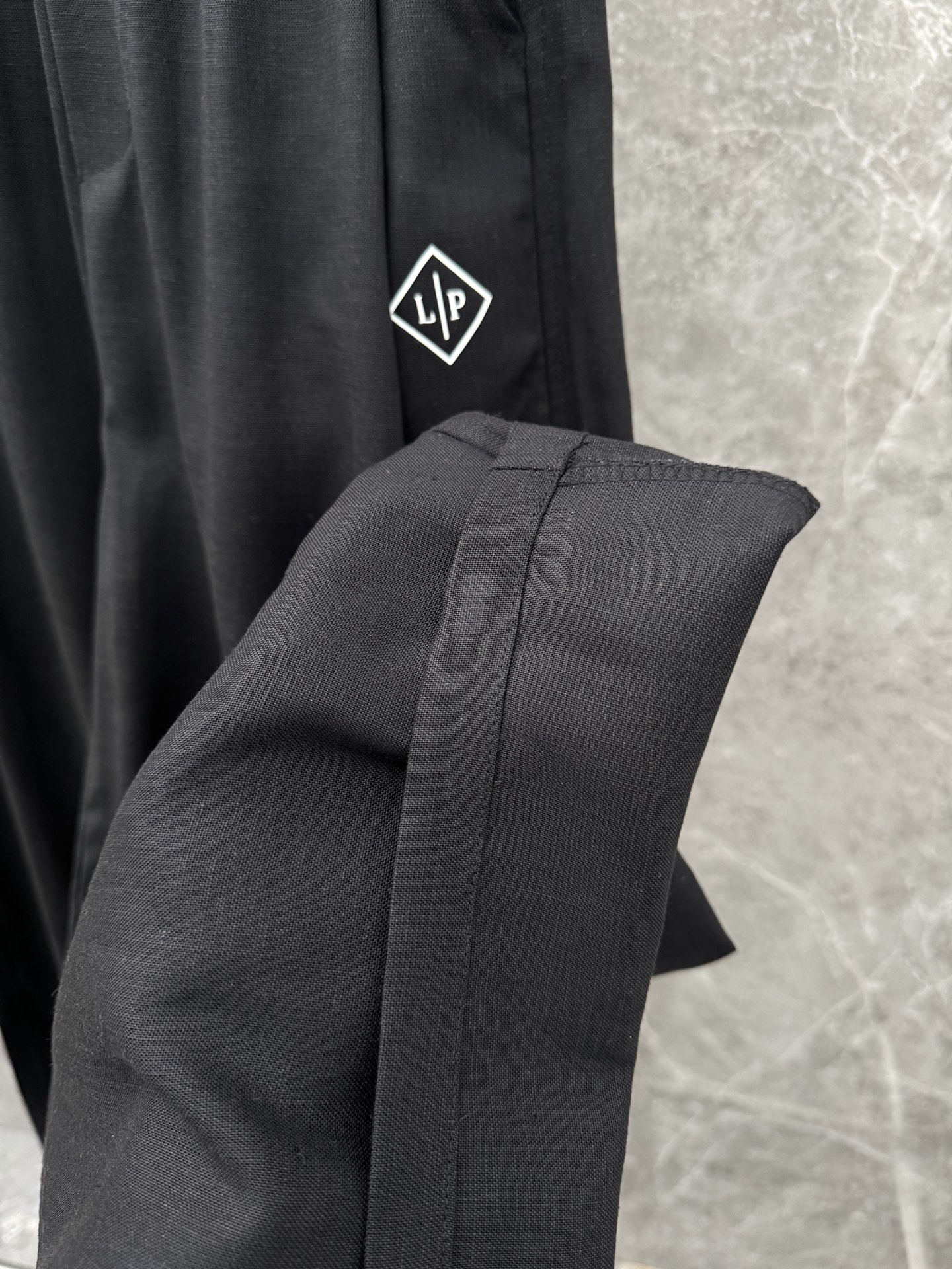 Loro Piana🌈🌈新款亚麻天丝休闲裤，采用亚麻天丝面料打造，舒适轻肤软糯，非常有垂感不显臃肿。前面