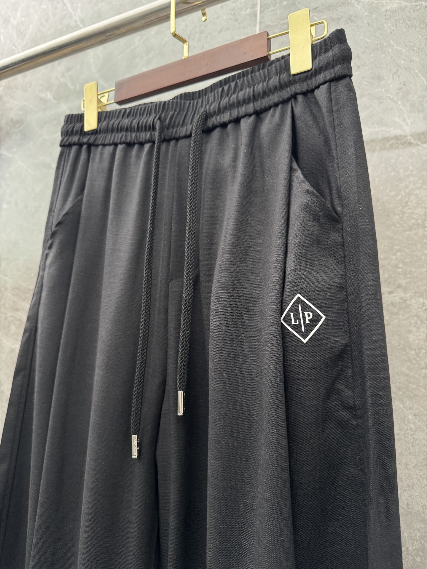 Loro Piana🌈🌈新款亚麻天丝休闲裤，采用亚麻天丝面料打造，舒适轻肤软糯，非常有垂感不显臃肿。前面