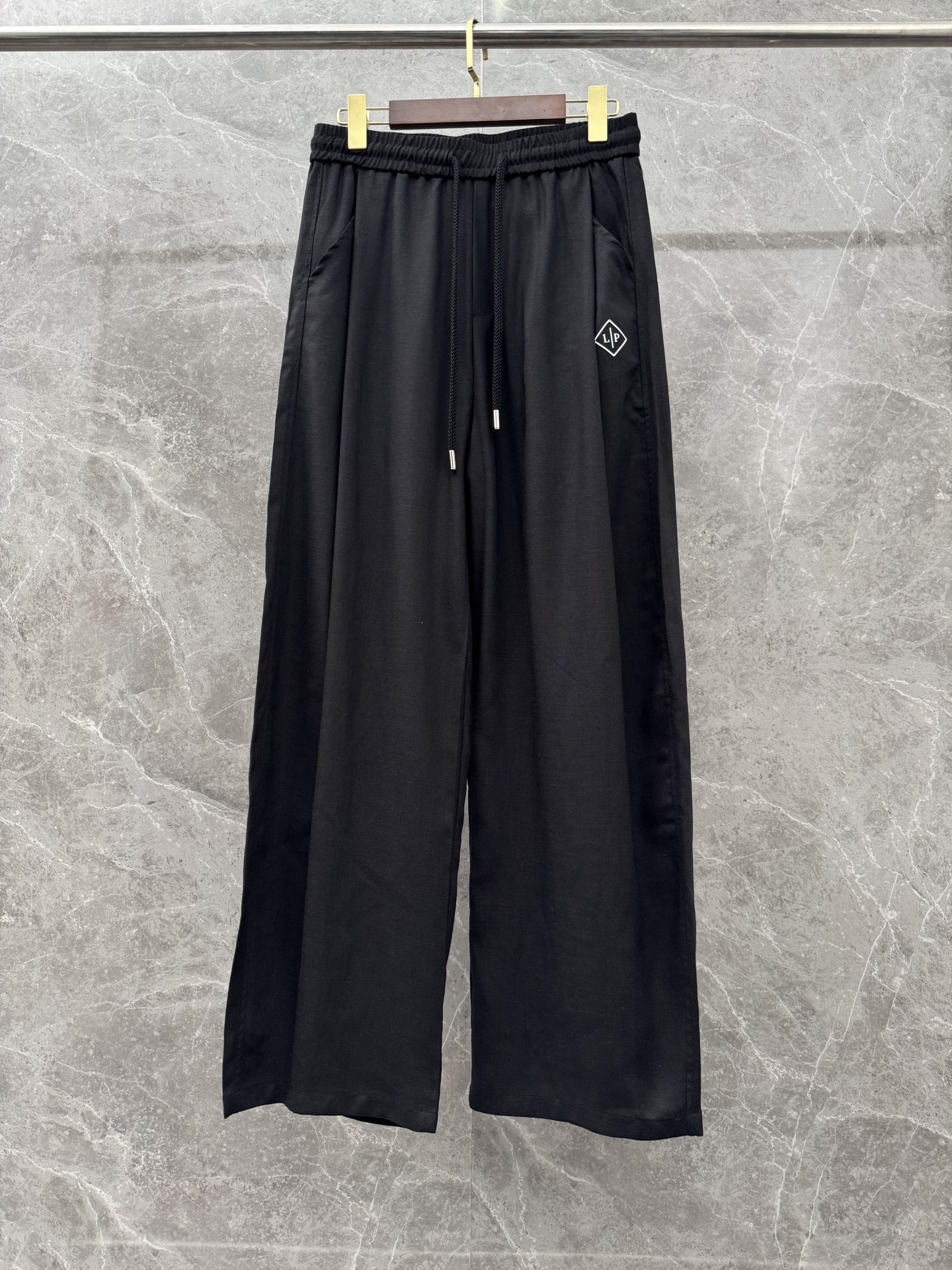 Loro Piana🌈🌈新款亚麻天丝休闲裤，采用亚麻天丝面料打造，舒适轻肤软糯，非常有垂感不显臃肿。前面