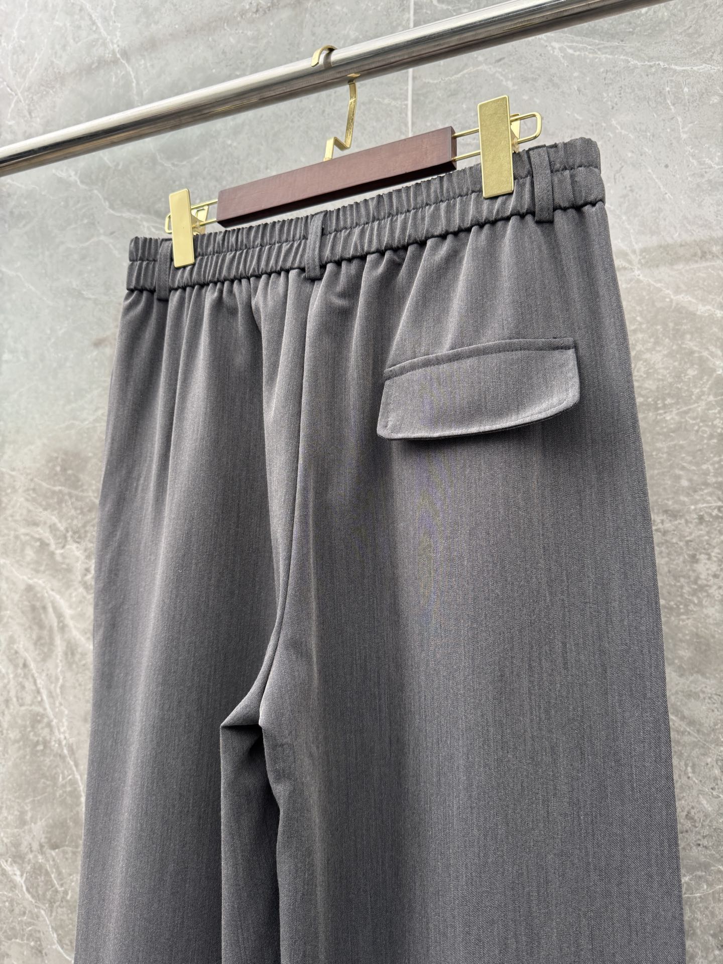 罗意威🌈🌈26年春夏季新款休闲裤，采用进口优质西装面料，超级舒适透气！散口设计，侧边标识点缀，版型上身效