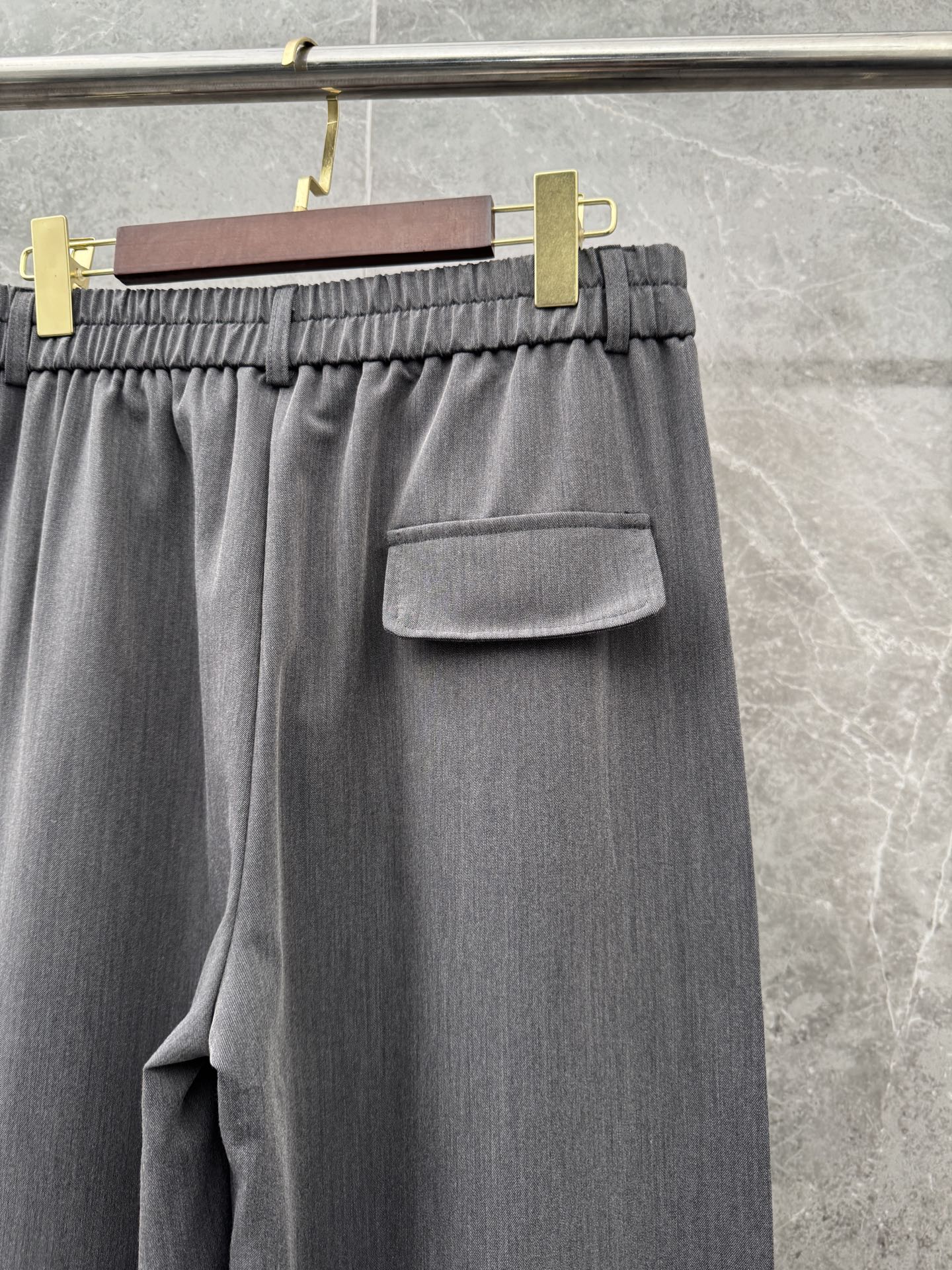 罗意威🌈🌈26年春夏季新款休闲裤，采用进口优质西装面料，超级舒适透气！散口设计，侧边标识点缀，版型上身效