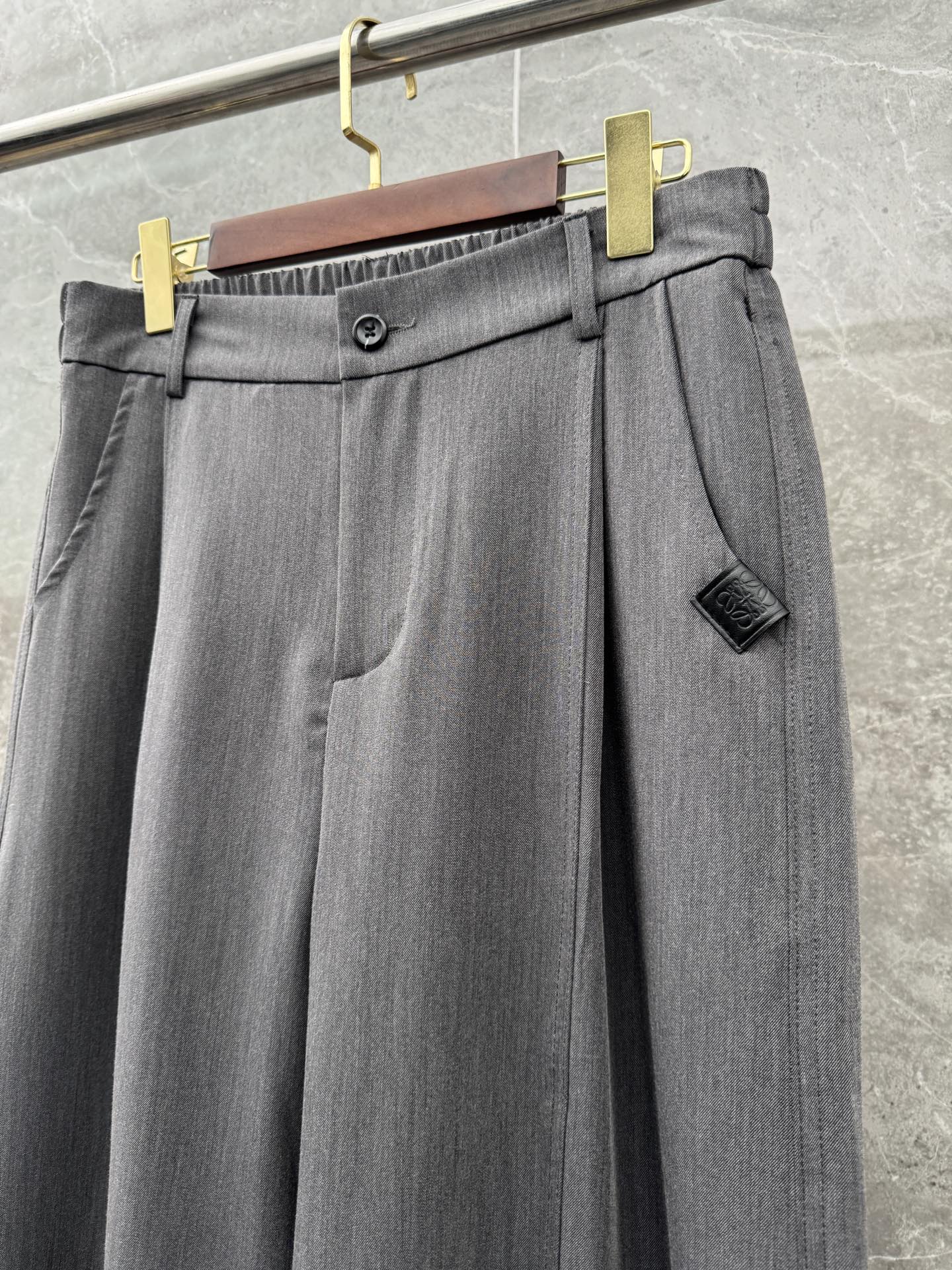 罗意威🌈🌈26年春夏季新款休闲裤，采用进口优质西装面料，超级舒适透气！散口设计，侧边标识点缀，版型上身效