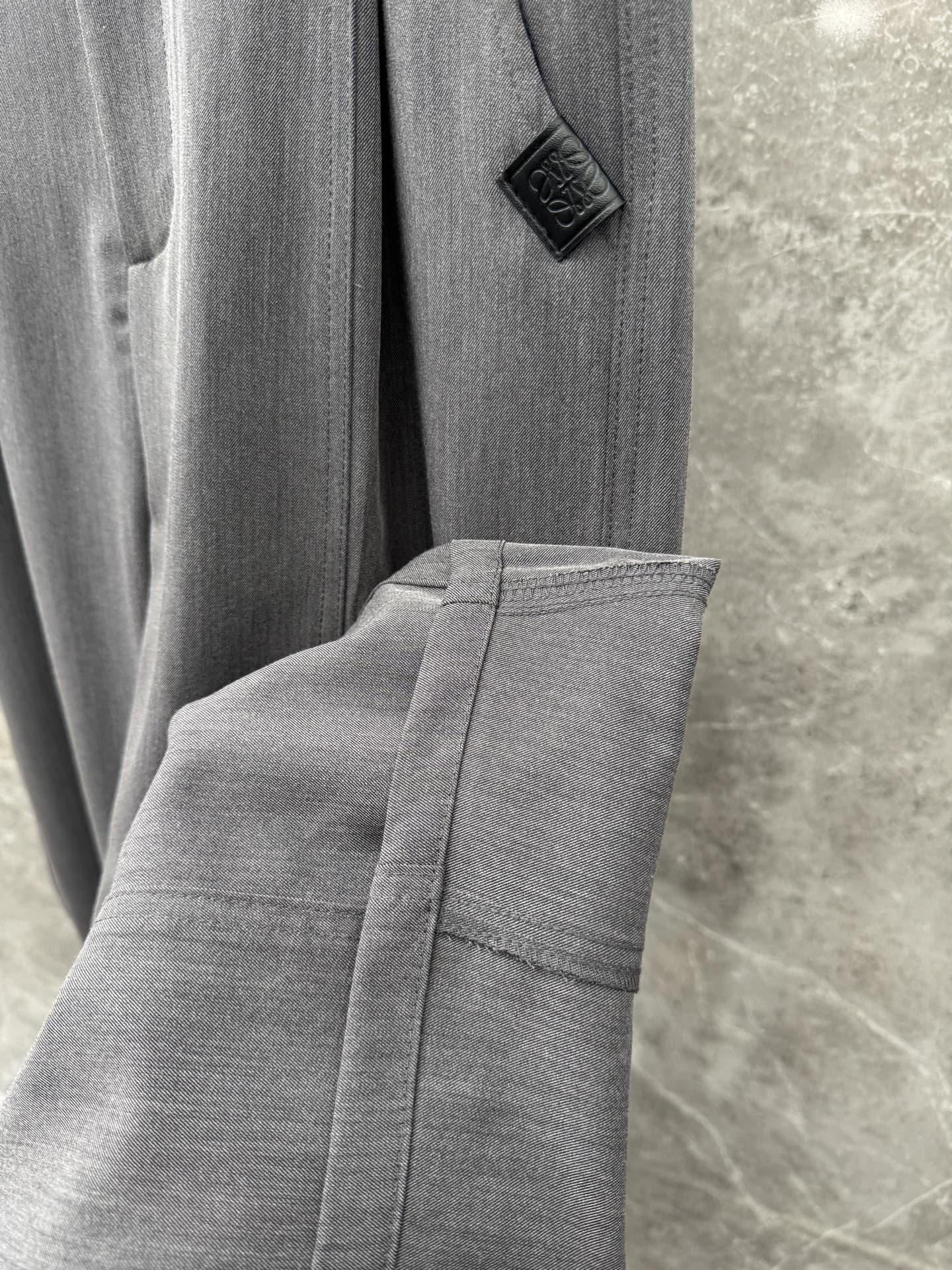 罗意威🌈🌈26年春夏季新款休闲裤，采用进口优质西装面料，超级舒适透气！散口设计，侧边标识点缀，版型上身效