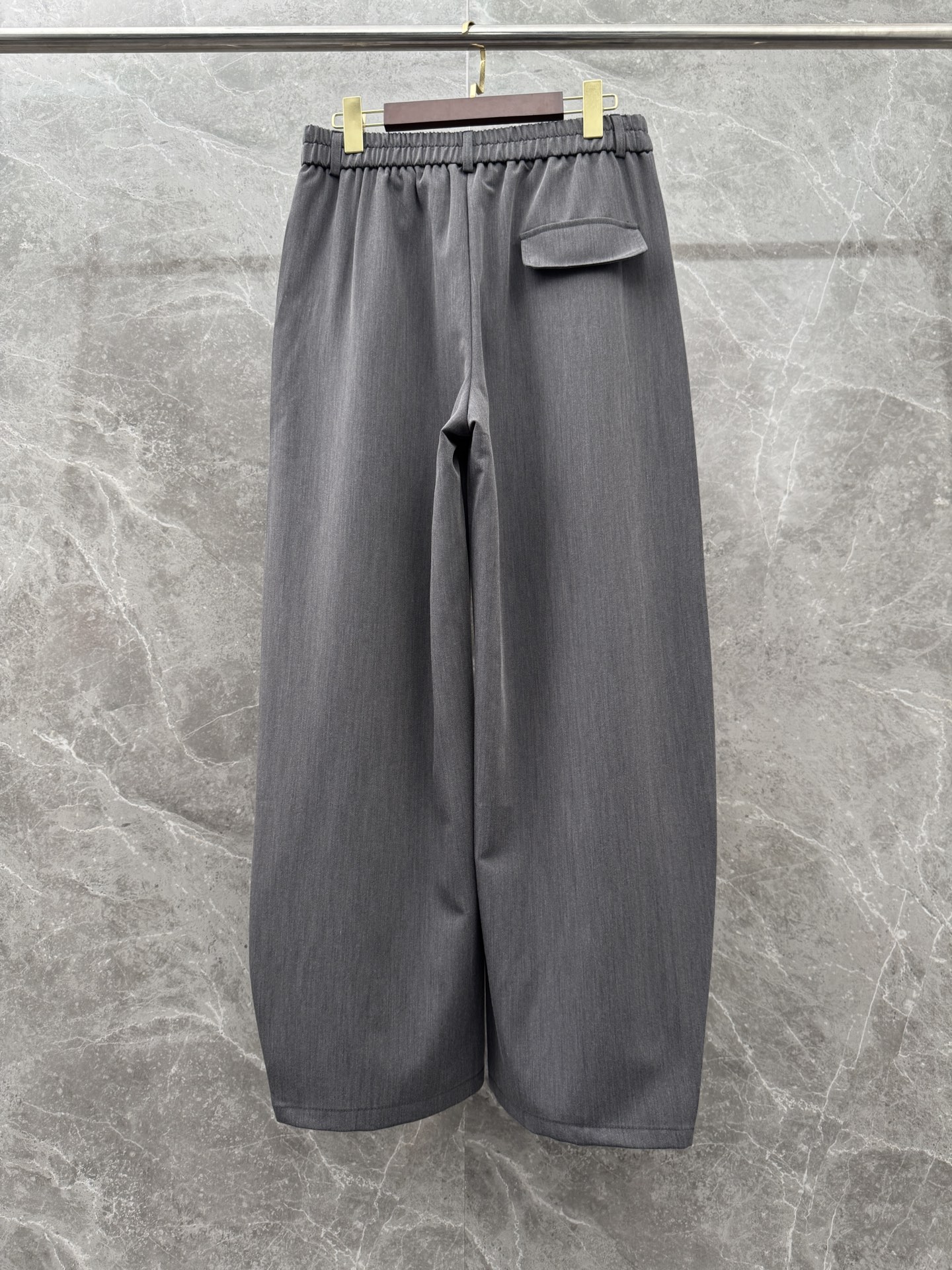 罗意威🌈🌈26年春夏季新款休闲裤，采用进口优质西装面料，超级舒适透气！散口设计，侧边标识点缀，版型上身效