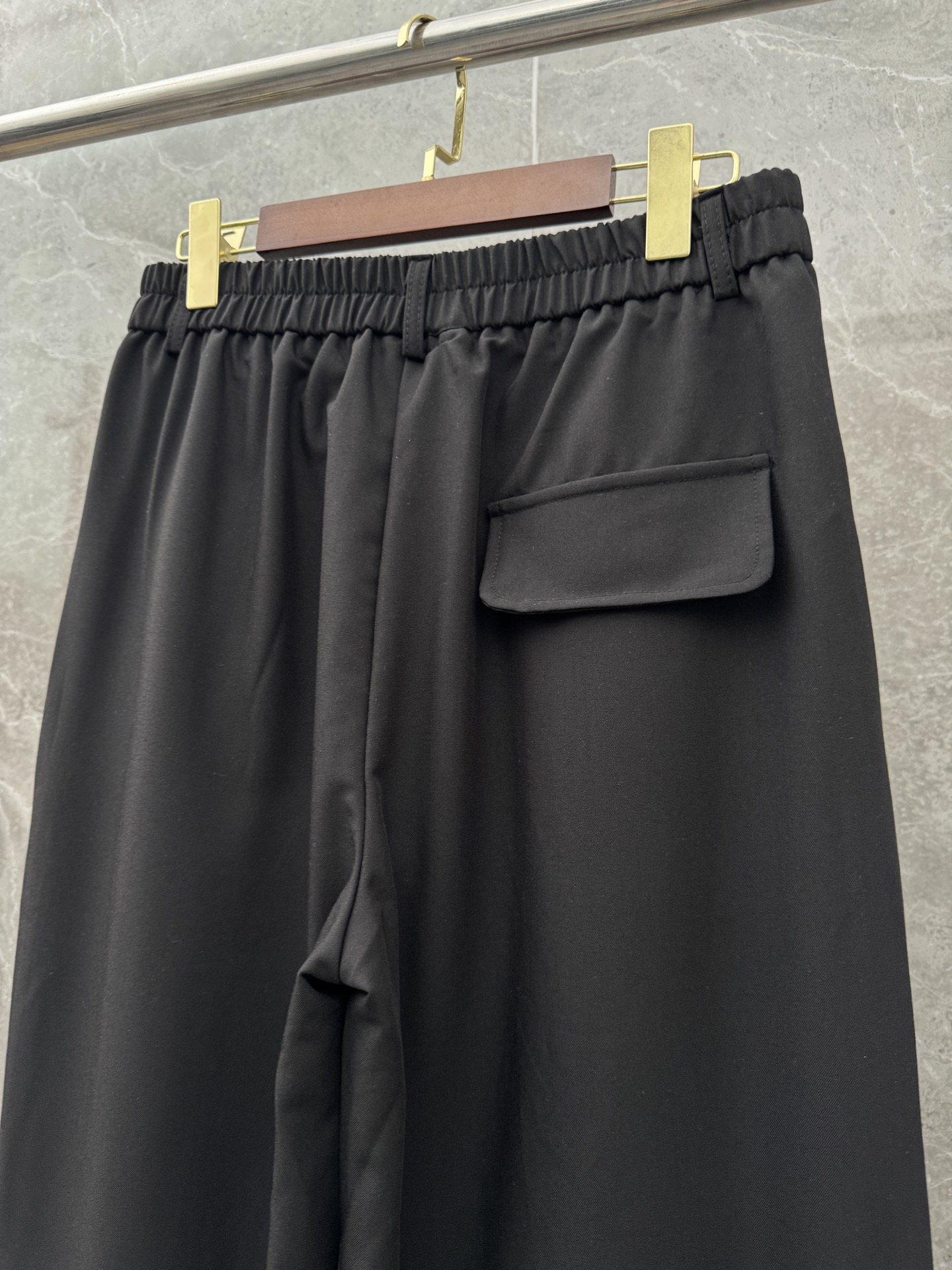 罗意威🌈🌈26年春夏季新款休闲裤，采用进口优质西装面料，超级舒适透气！散口设计，侧边标识点缀，版型上身效