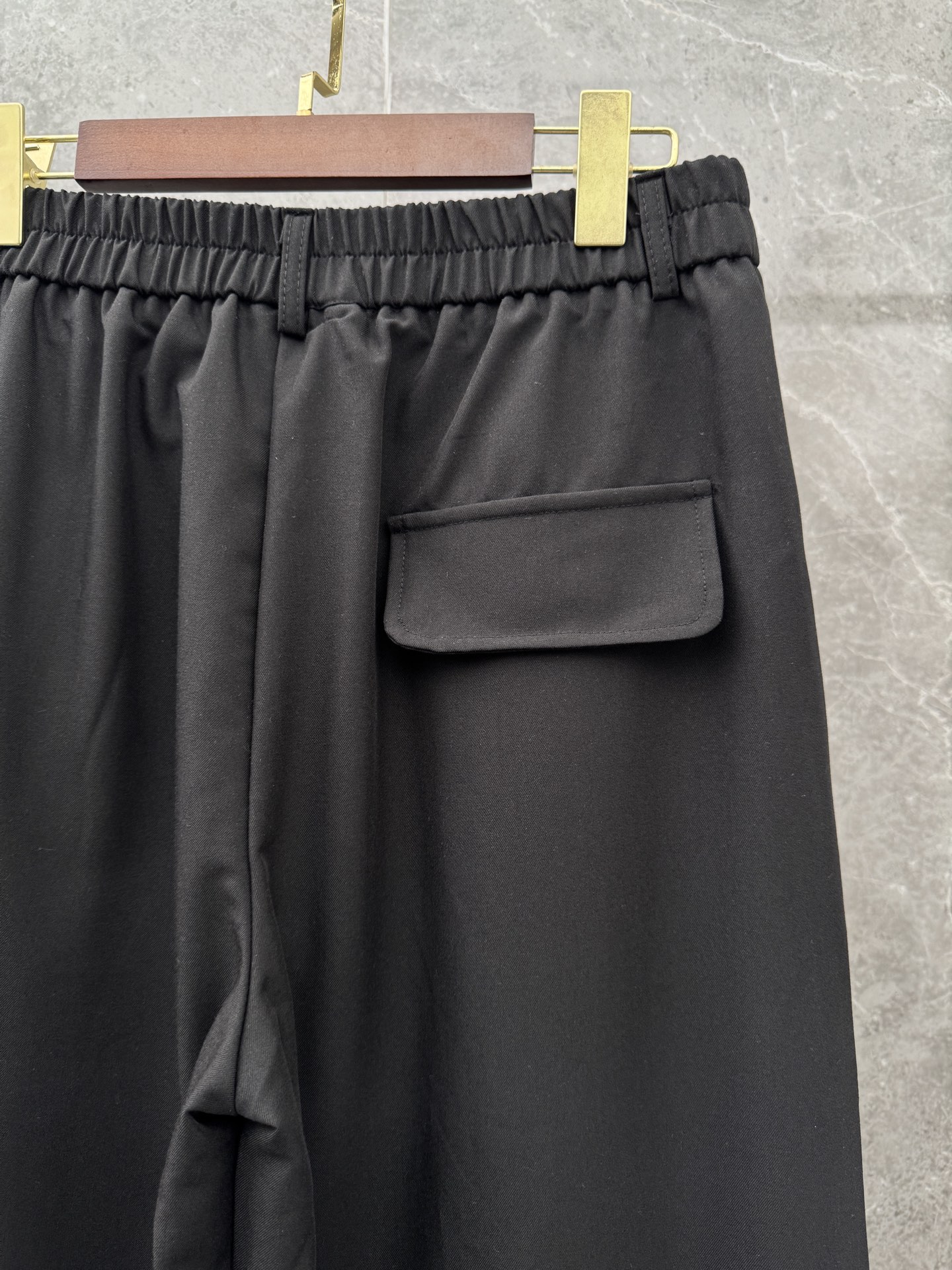 罗意威🌈🌈26年春夏季新款休闲裤，采用进口优质西装面料，超级舒适透气！散口设计，侧边标识点缀，版型上身效