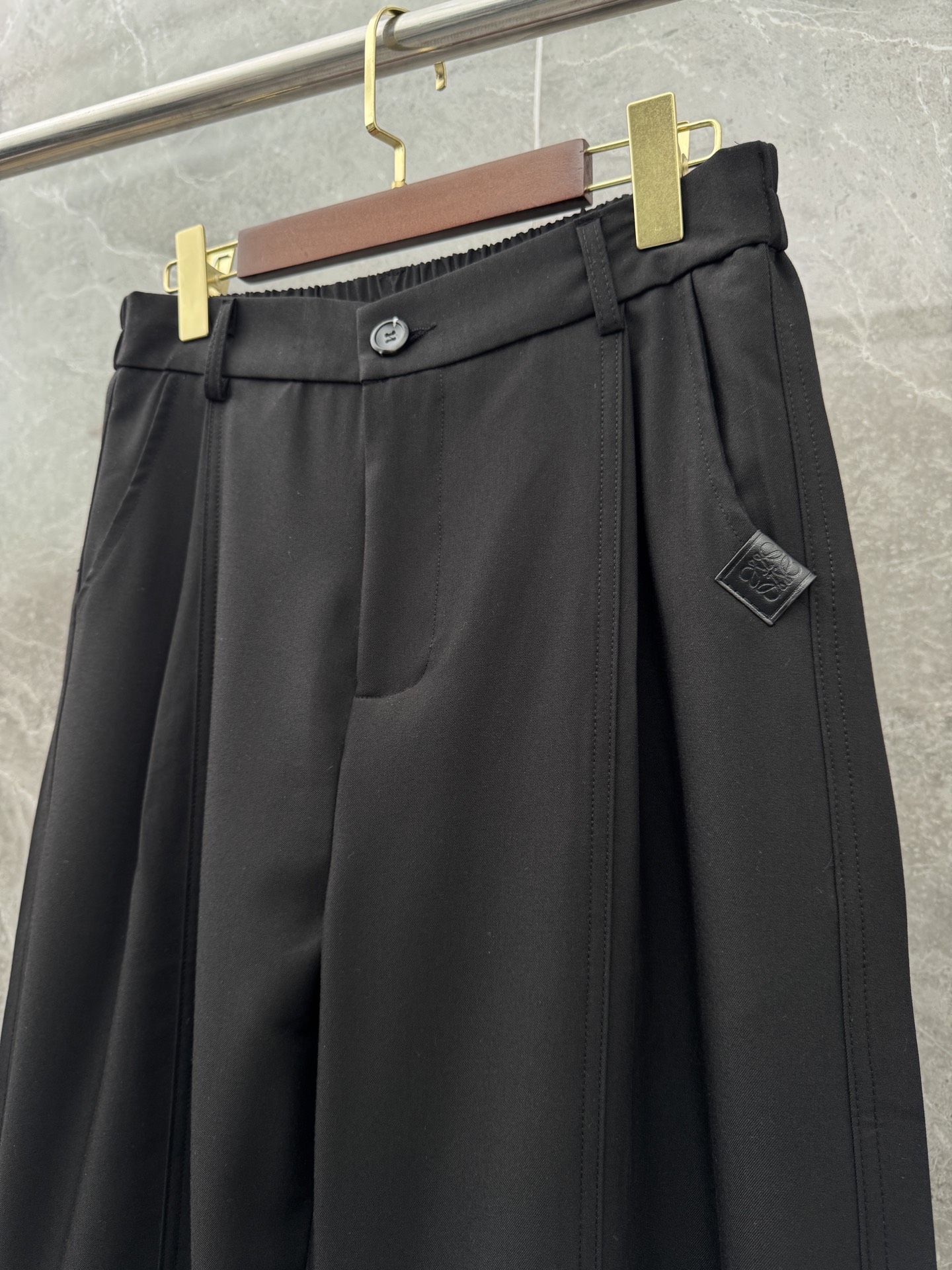 罗意威🌈🌈26年春夏季新款休闲裤，采用进口优质西装面料，超级舒适透气！散口设计，侧边标识点缀，版型上身效