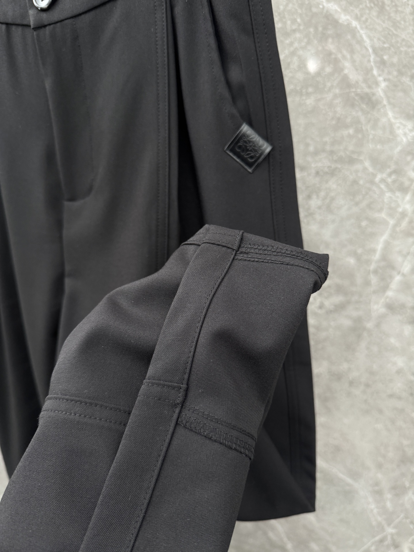 罗意威🌈🌈26年春夏季新款休闲裤，采用进口优质西装面料，超级舒适透气！散口设计，侧边标识点缀，版型上身效