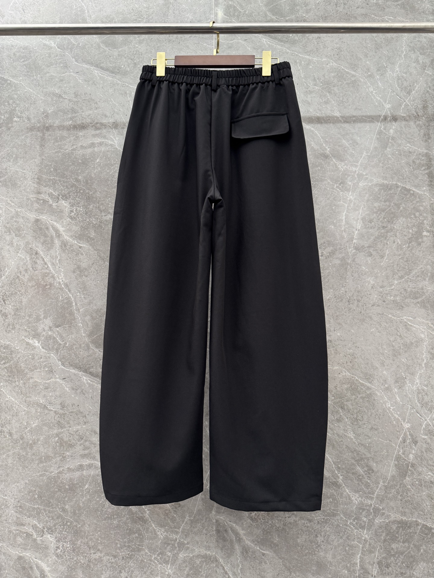 罗意威🌈🌈26年春夏季新款休闲裤，采用进口优质西装面料，超级舒适透气！散口设计，侧边标识点缀，版型上身效