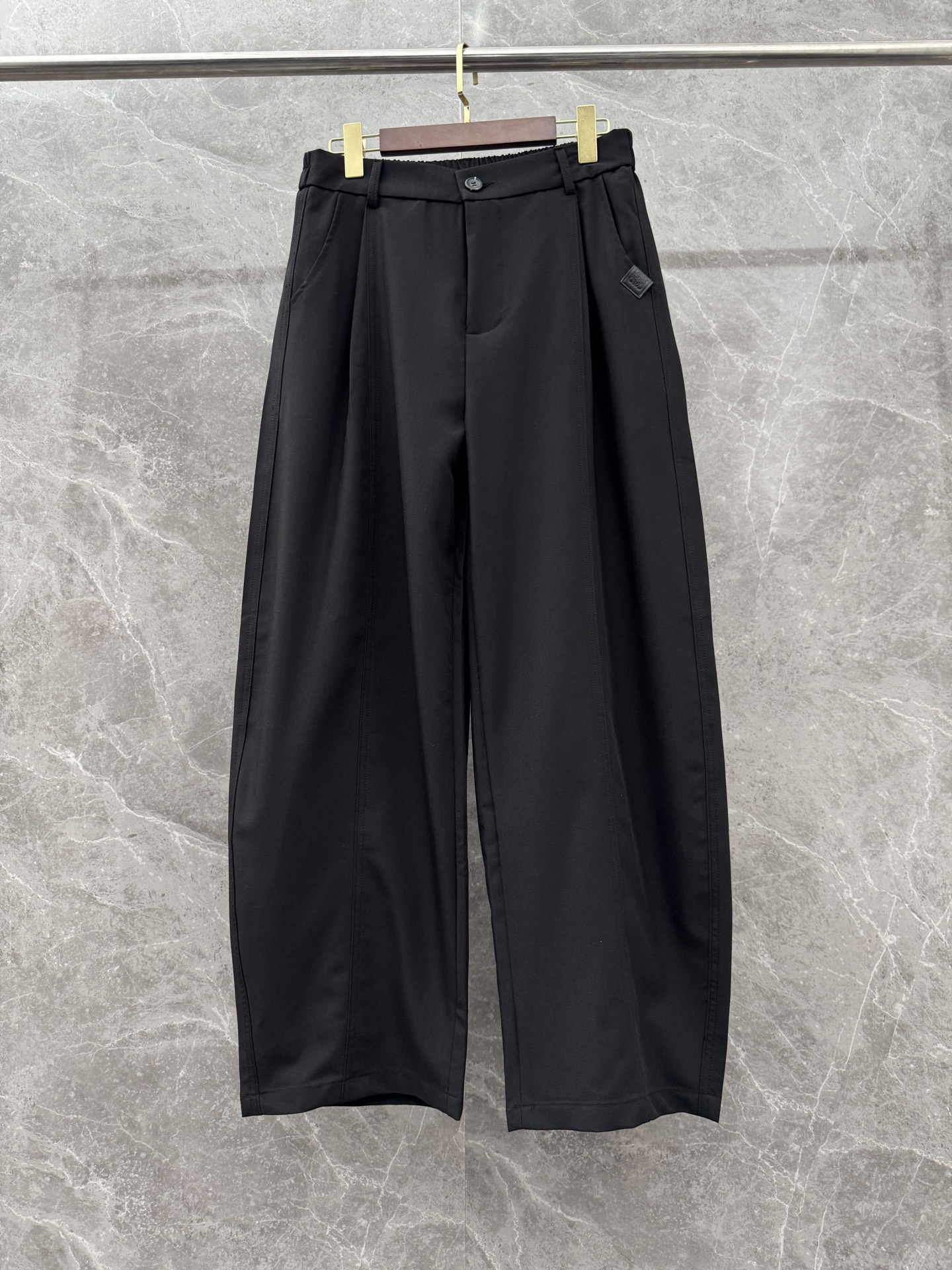 罗意威🌈🌈26年春夏季新款休闲裤，采用进口优质西装面料，超级舒适透气！散口设计，侧边标识点缀，版型上身效