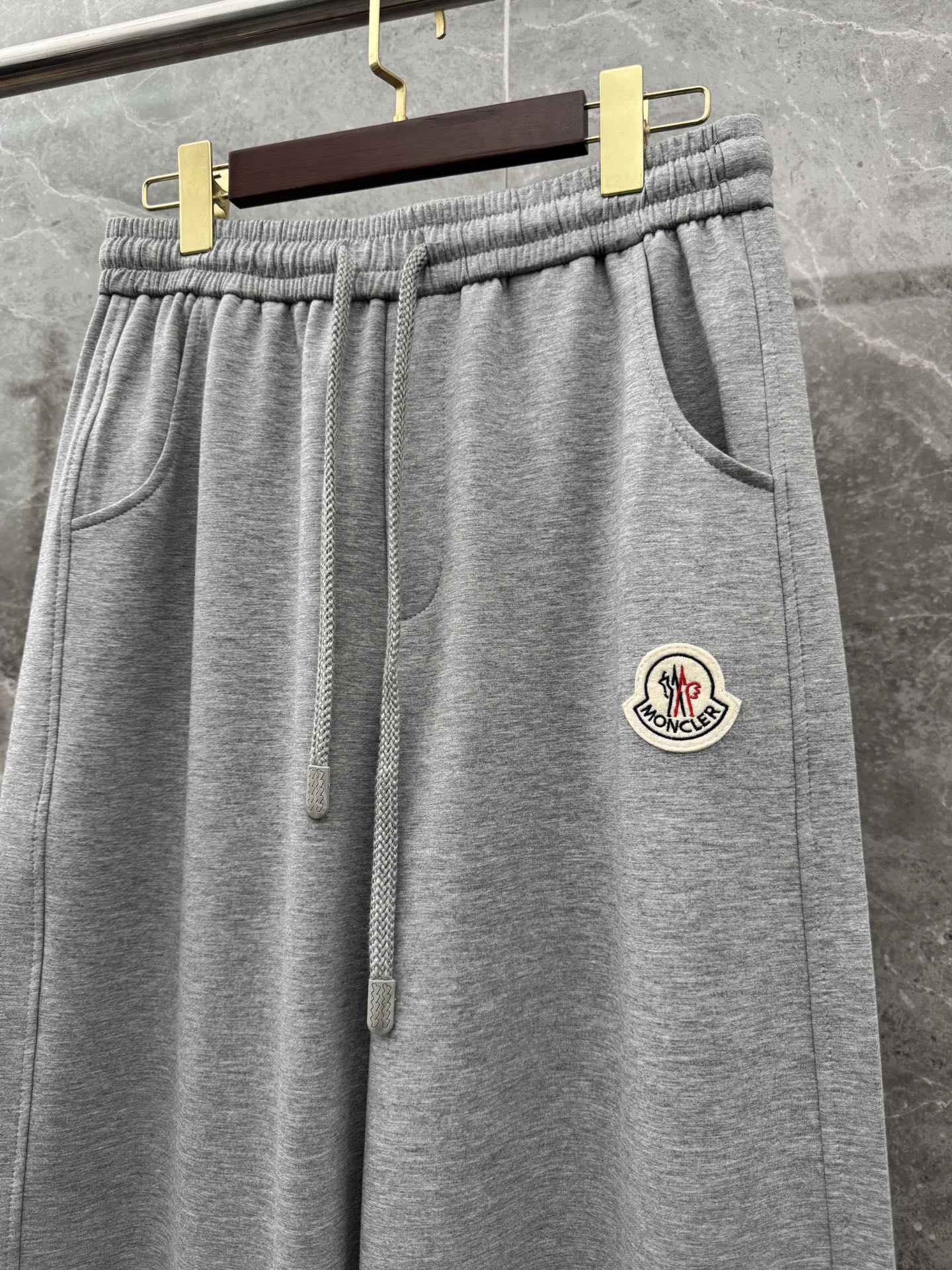 蒙口🌈🌈新款休闲长裤！采用高定优质面料，亲肤舒适细腻，久穿不变形不起皱，耐穿性能强。腰部松紧带抽绳设计，