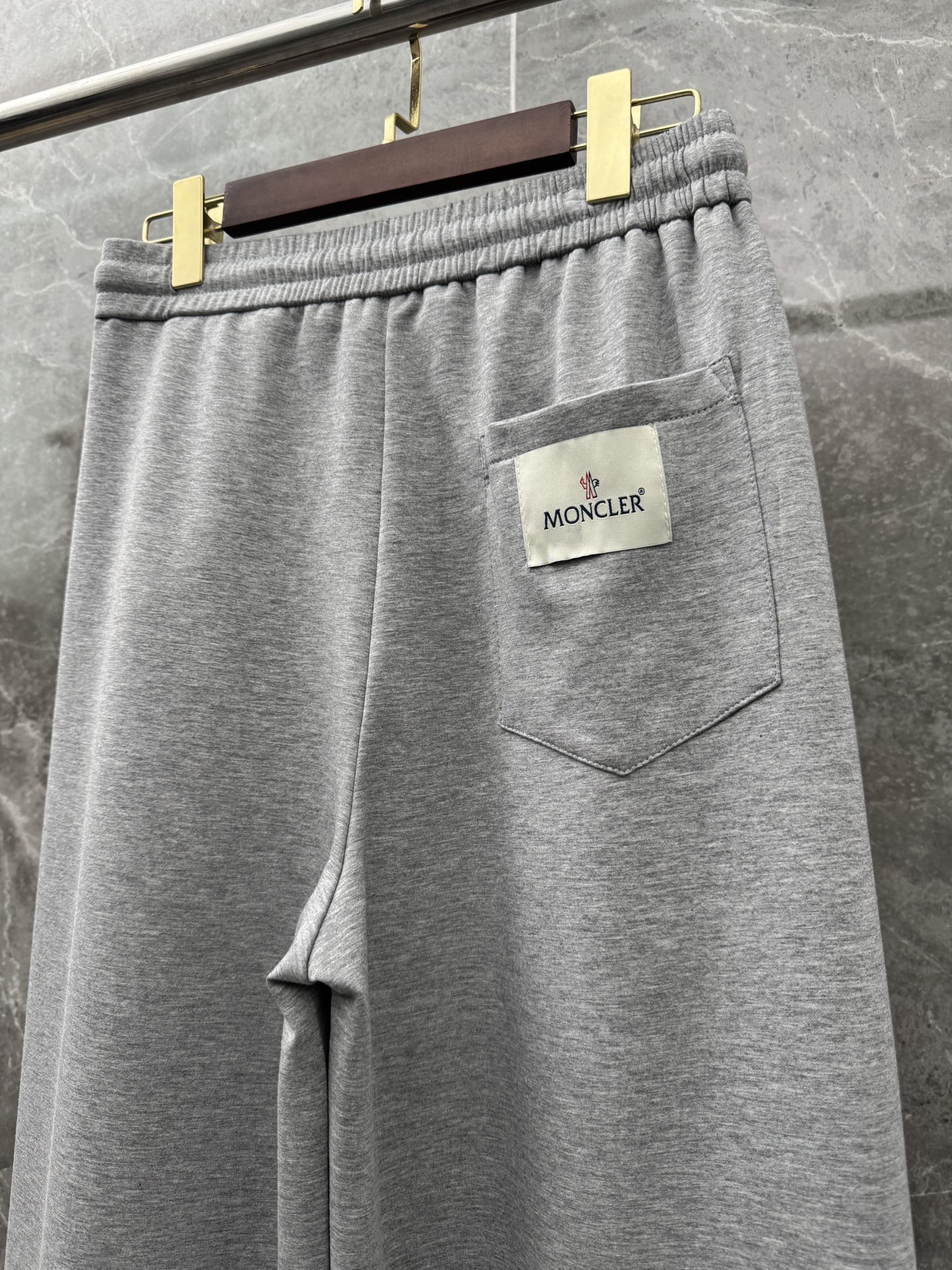 蒙口🌈🌈新款休闲长裤！采用高定优质面料，亲肤舒适细腻，久穿不变形不起皱，耐穿性能强。腰部松紧带抽绳设计，