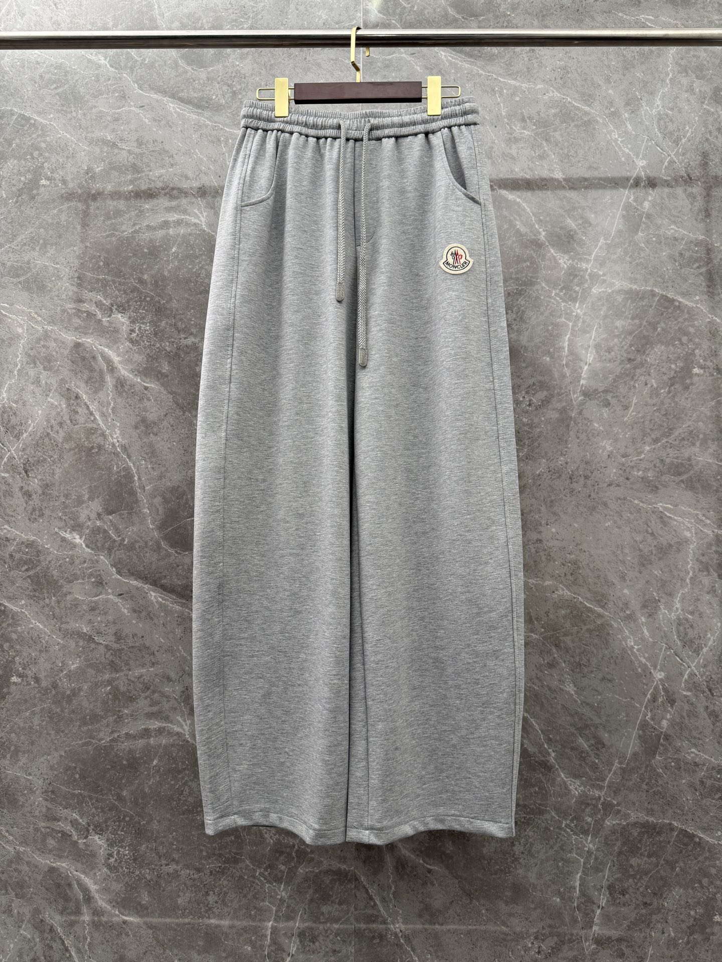 蒙口🌈🌈新款休闲长裤！采用高定优质面料，亲肤舒适细腻，久穿不变形不起皱，耐穿性能强。腰部松紧带抽绳设计，