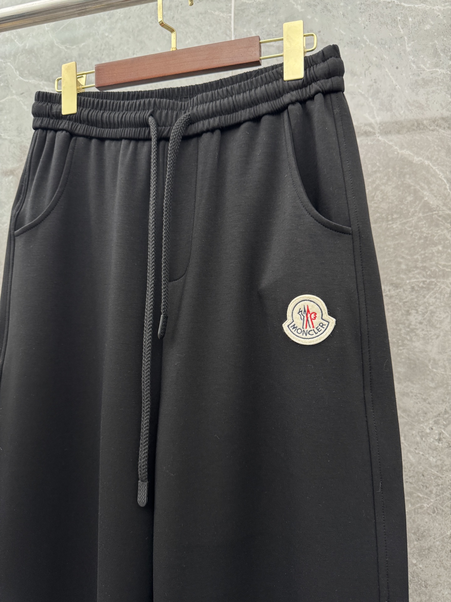 蒙口🌈🌈新款休闲长裤！采用高定优质面料，亲肤舒适细腻，久穿不变形不起皱，耐穿性能强。腰部松紧带抽绳设计，