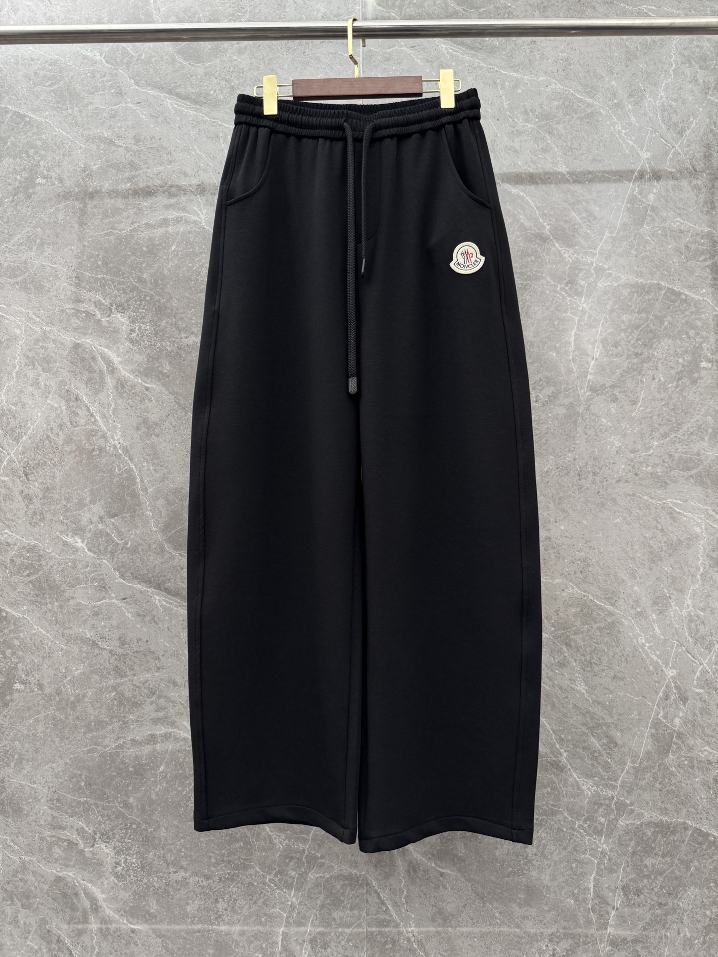 蒙口🌈🌈新款休闲长裤！采用高定优质面料，亲肤舒适细腻，久穿不变形不起皱，耐穿性能强。腰部松紧带抽绳设计，