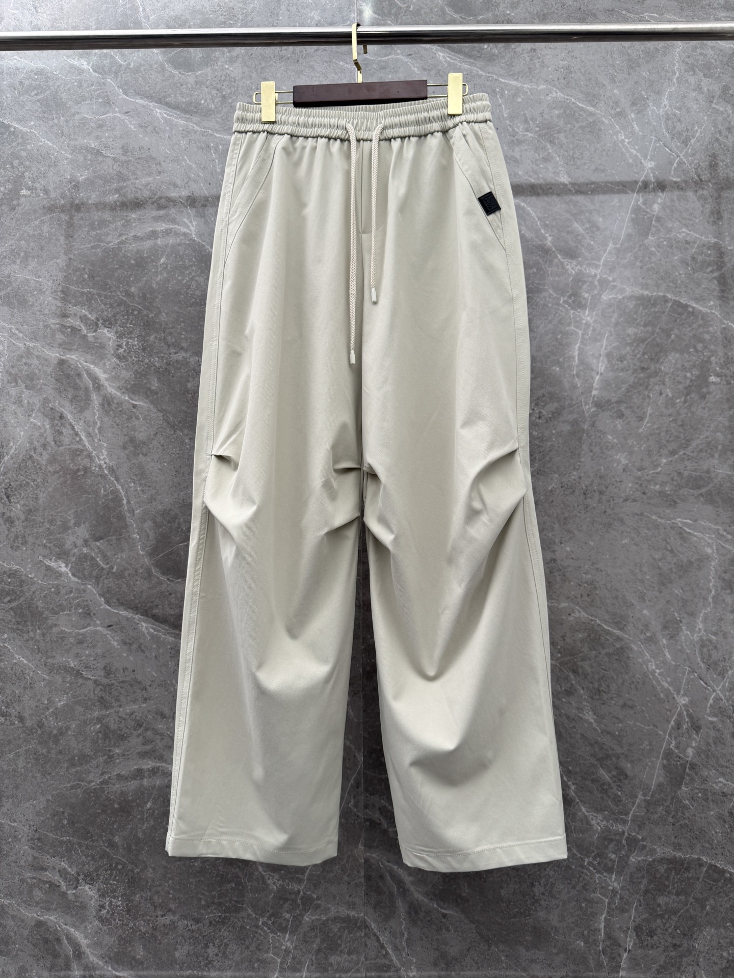 罗意威🌈🌈新款经典高定新款工装裤，采用梭织面料，超级亲肤舒适，面料超绝，工装口袋设计，上身效果超级帅气！