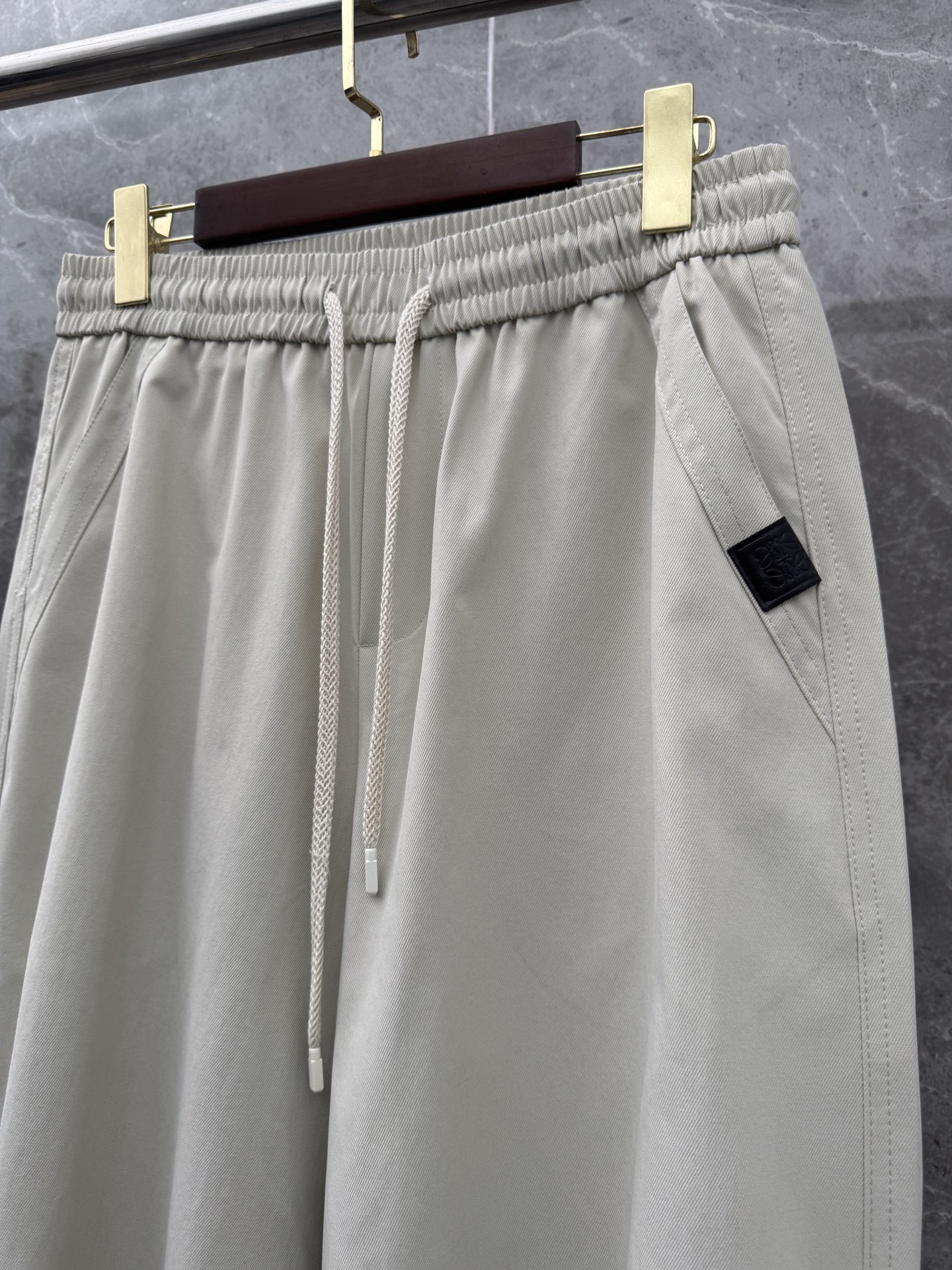 罗意威🌈🌈新款经典高定新款工装裤，采用梭织面料，超级亲肤舒适，面料超绝，工装口袋设计，上身效果超级帅气！