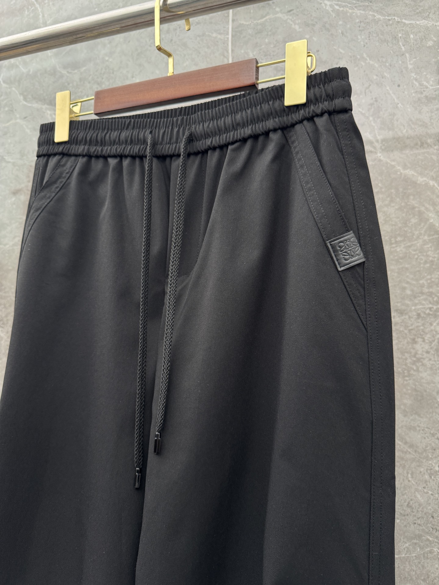 罗意威🌈🌈新款经典高定新款工装裤，采用梭织面料，超级亲肤舒适，面料超绝，工装口袋设计，上身效果超级帅气！