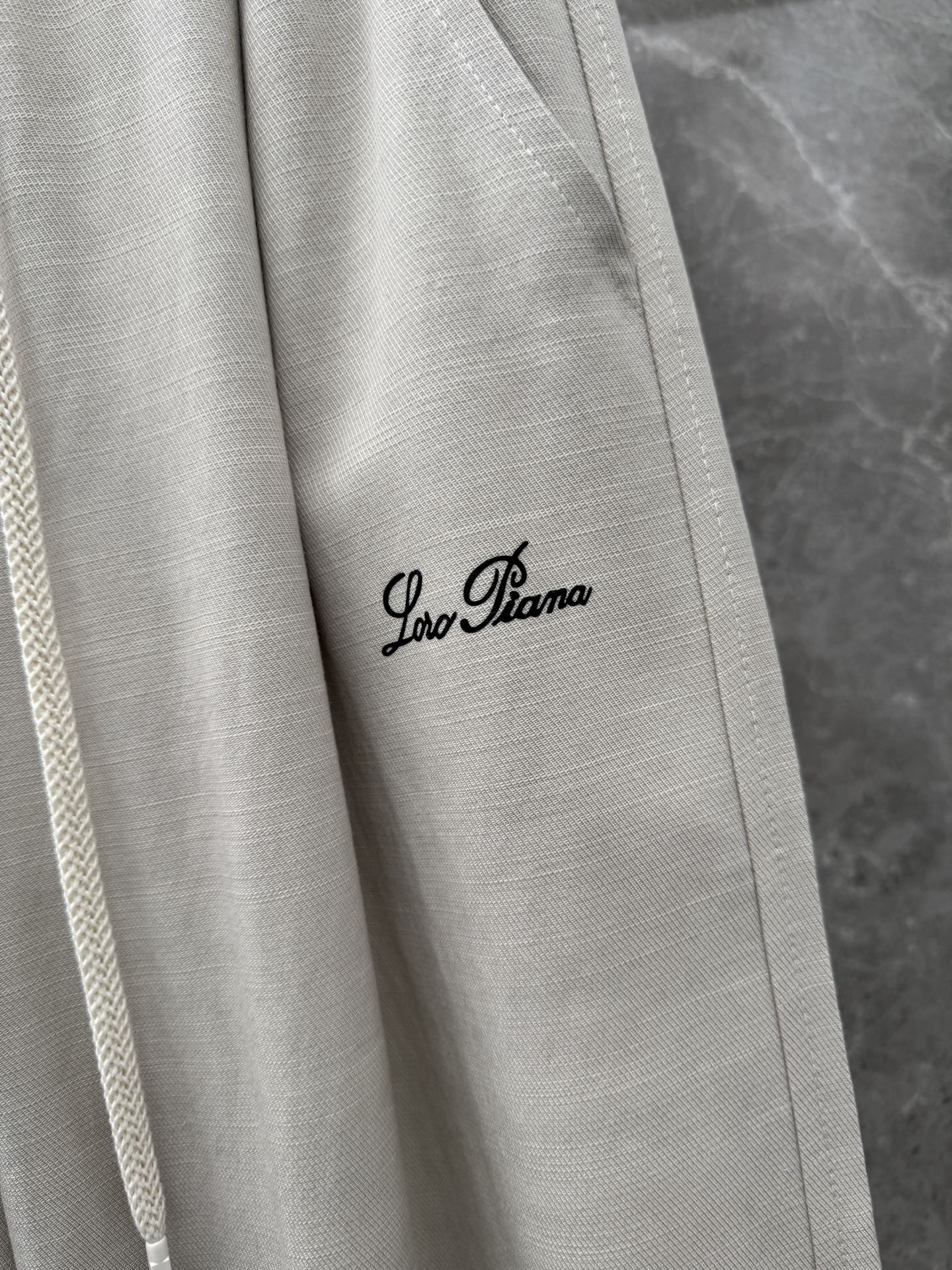 Loro Piana🌈🌈新款天丝休闲裤，采用醋酸天丝面料打造，舒适轻肤软糯，非常有垂感不显臃肿。前面植绒