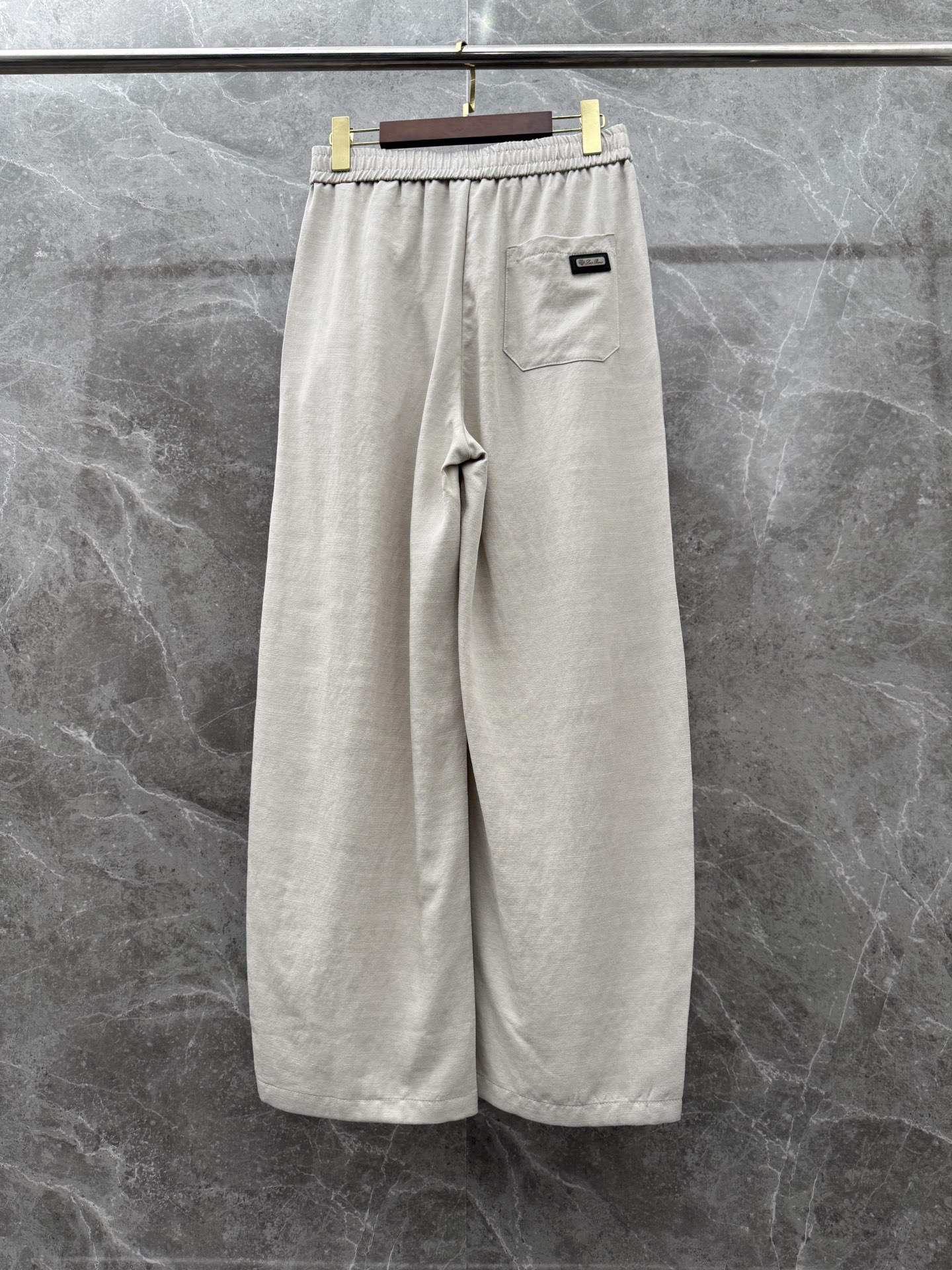 Loro Piana🌈🌈新款天丝休闲裤，采用醋酸天丝面料打造，舒适轻肤软糯，非常有垂感不显臃肿。前面植绒