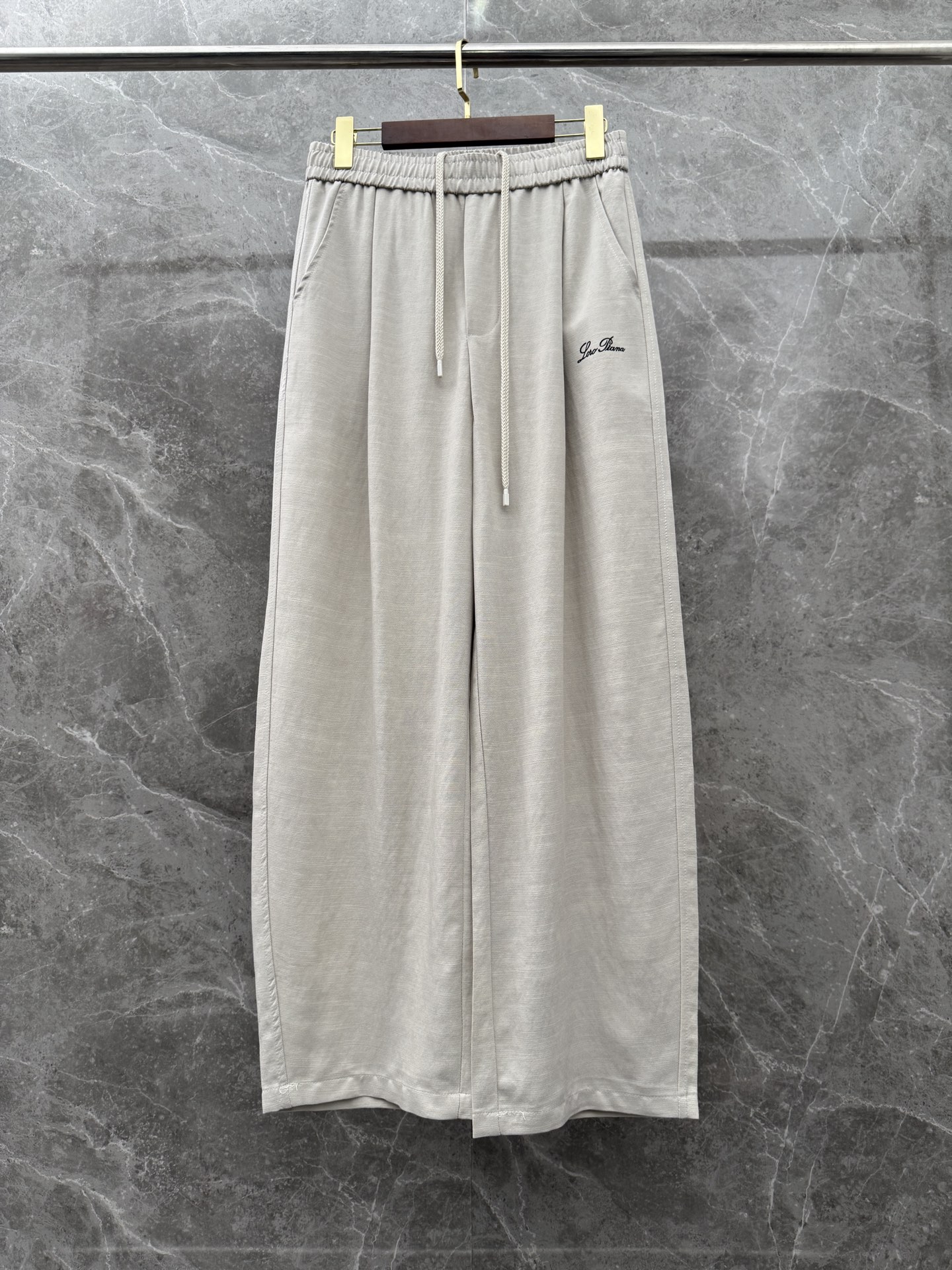 Loro Piana🌈🌈新款天丝休闲裤，采用醋酸天丝面料打造，舒适轻肤软糯，非常有垂感不显臃肿。前面植绒