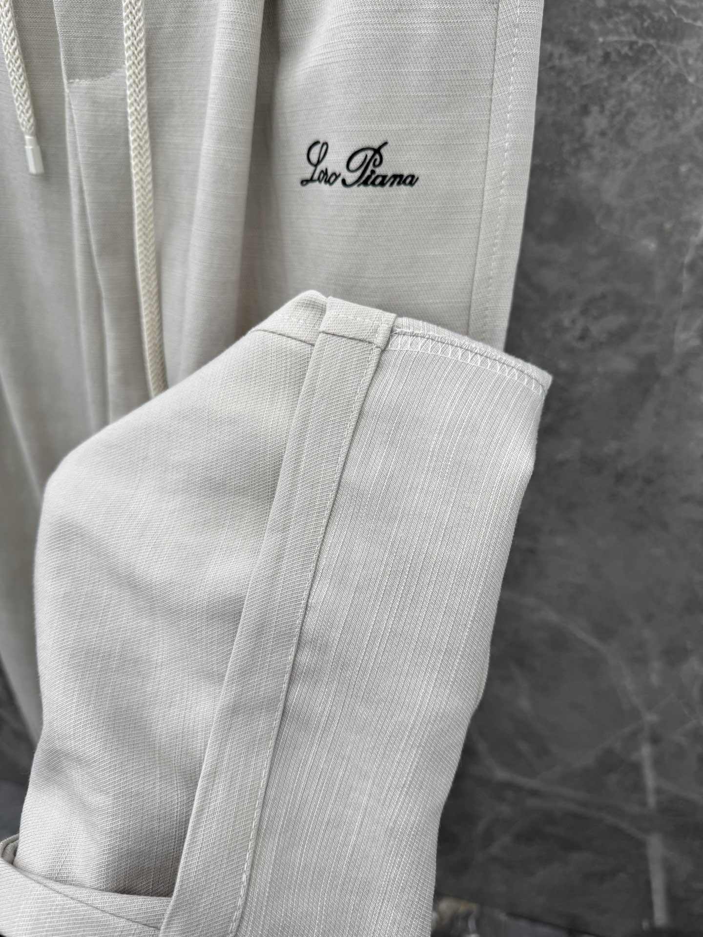 Loro Piana🌈🌈新款天丝休闲裤，采用醋酸天丝面料打造，舒适轻肤软糯，非常有垂感不显臃肿。前面植绒