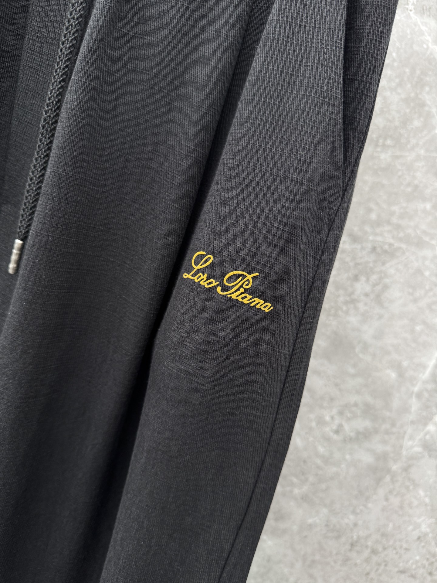 Loro Piana🌈🌈新款天丝休闲裤，采用醋酸天丝面料打造，舒适轻肤软糯，非常有垂感不显臃肿。前面植绒